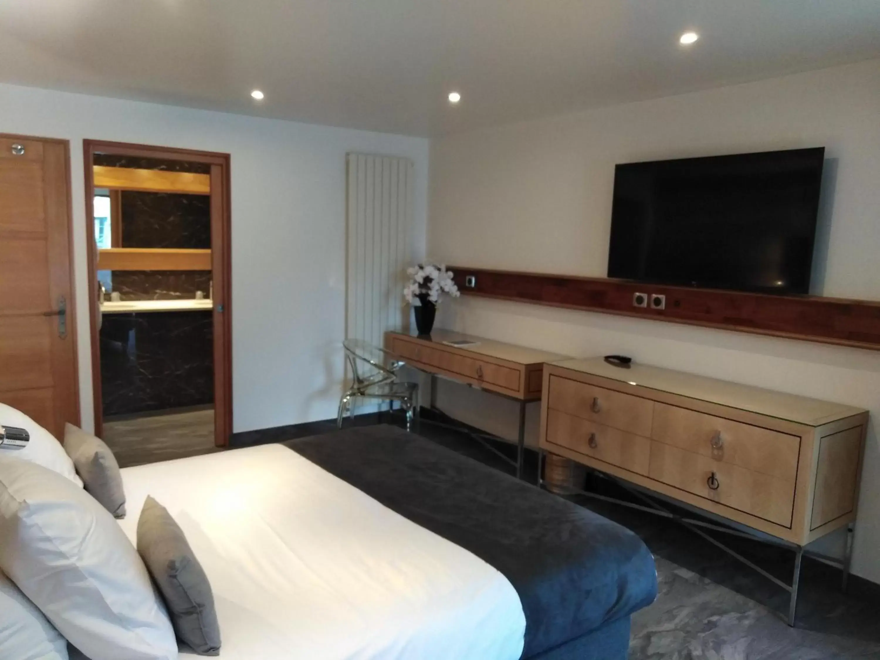 Bedroom, Bed in Hotel et Spa Le Lion d'Or