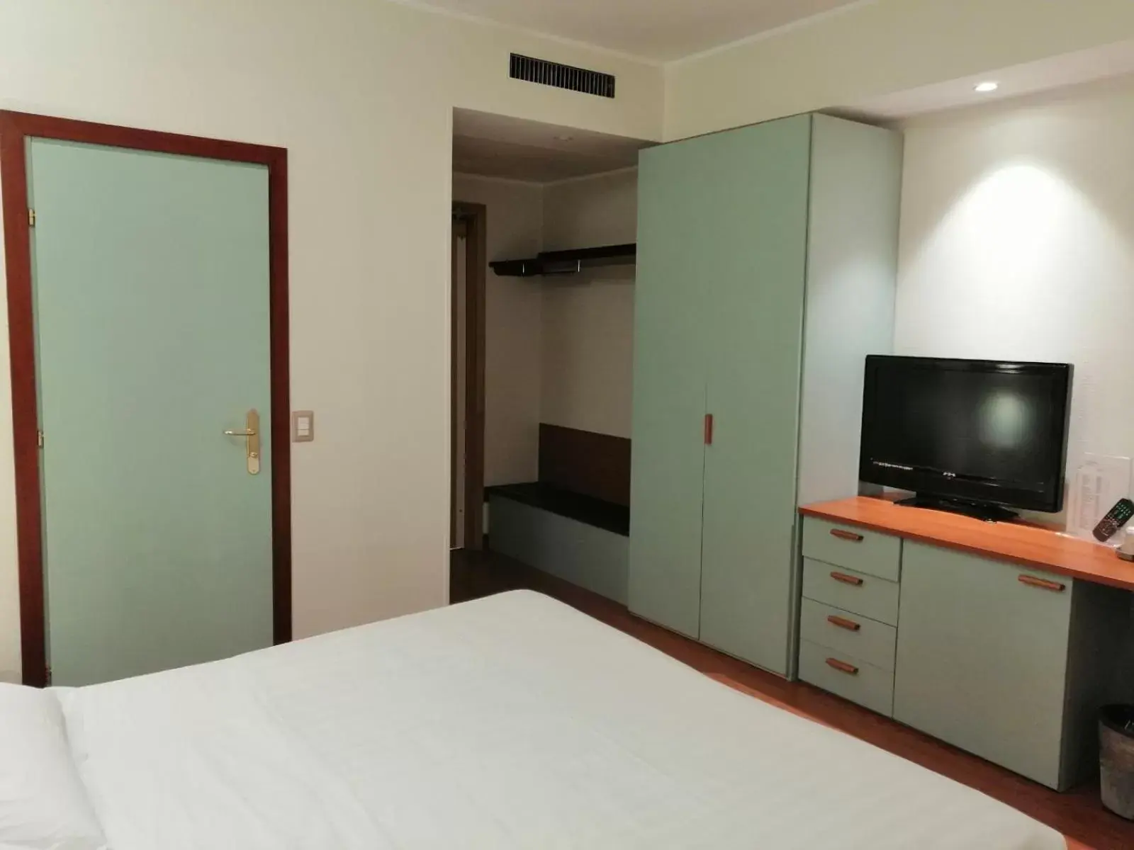 Bed, TV/Entertainment Center in Best Western Air Hotel Linate