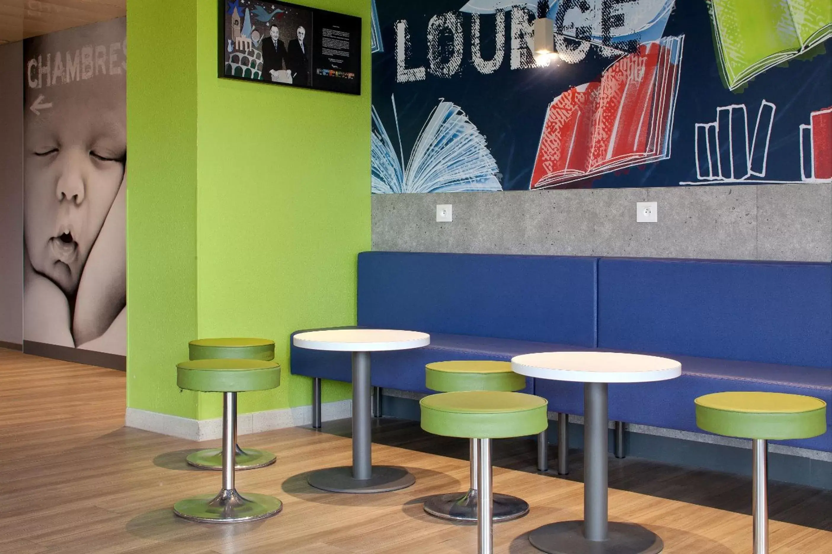 Lounge or bar in ibis budget Clermont Ferrand Nord Riom