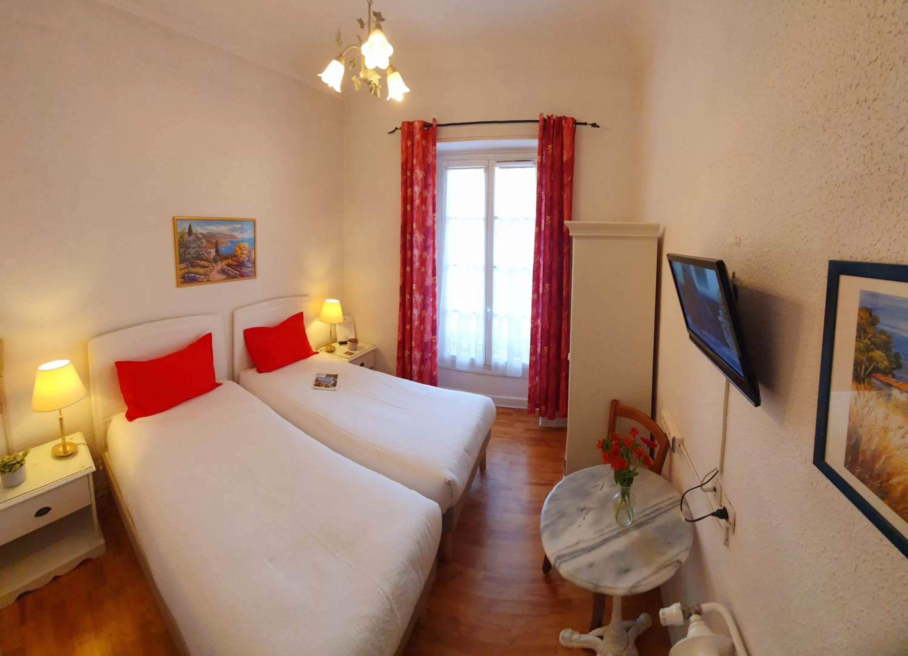 Property building, Bed in Hôtel Richelieu