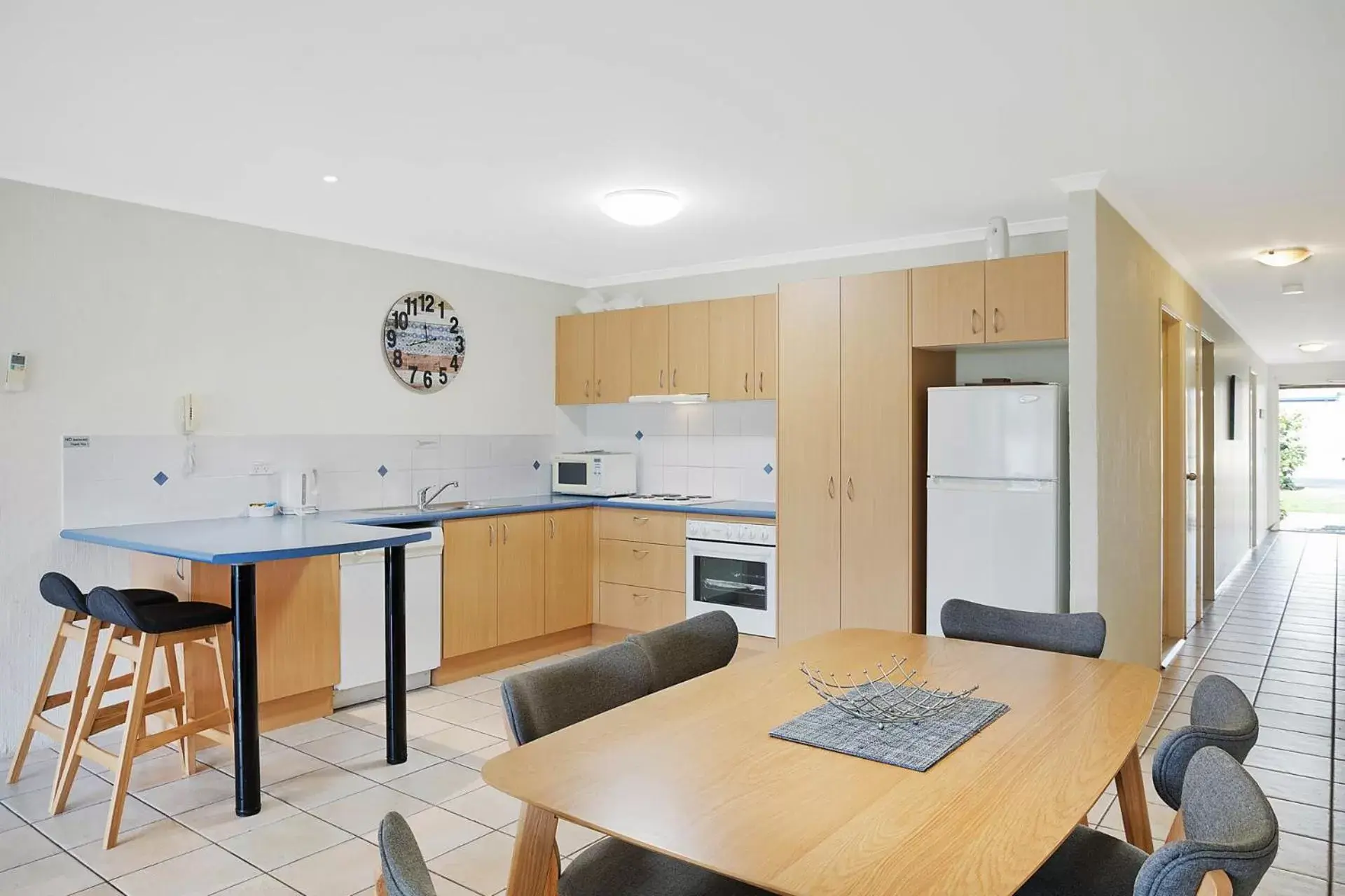 Kitchen or kitchenette, Dining Area in Sails Luxury Apartments Merimbula