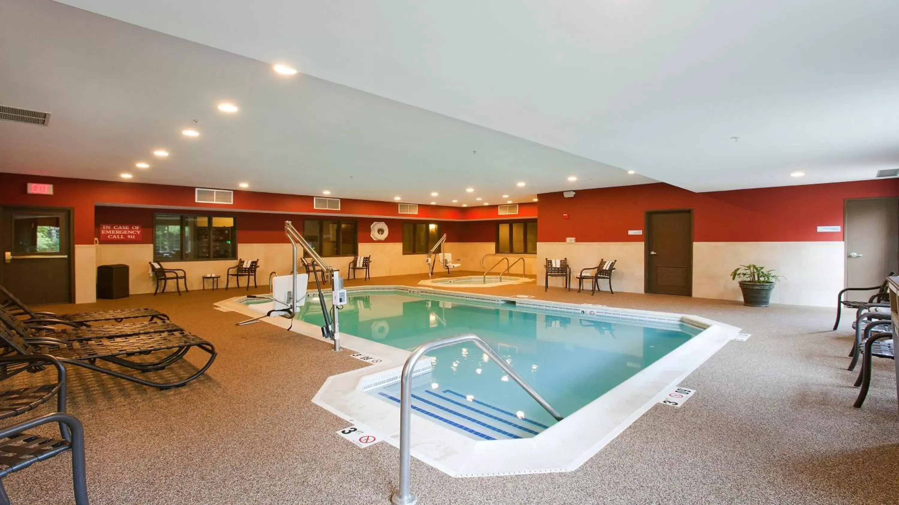 Swimming Pool in Holiday Inn Express Hotel & Suites Chicago-Deerfield/Lincolnshire, an IHG Hotel