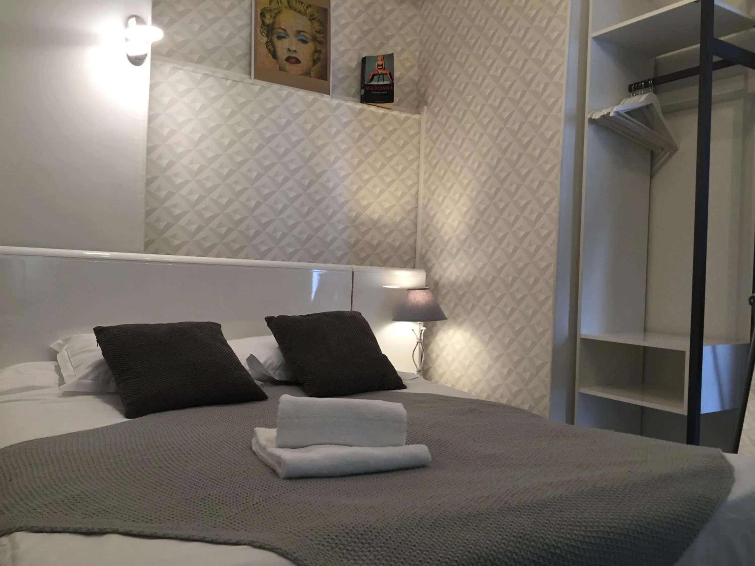 Photo of the whole room, Bed in Hotel des Dames