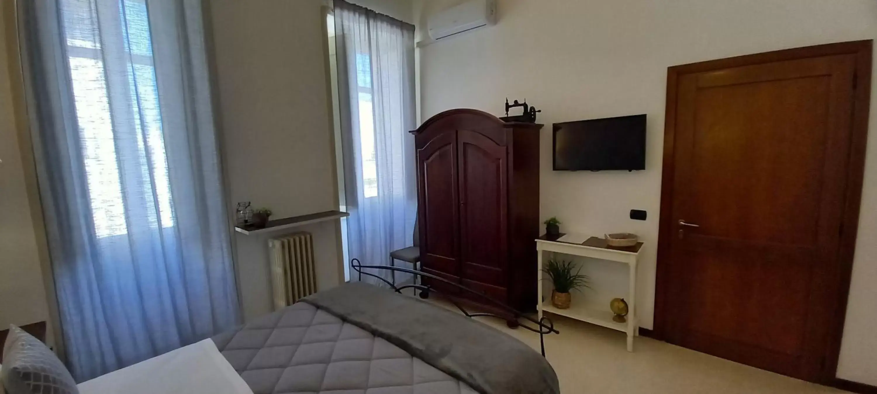 Bedroom, TV/Entertainment Center in B&B Acanto Lecce