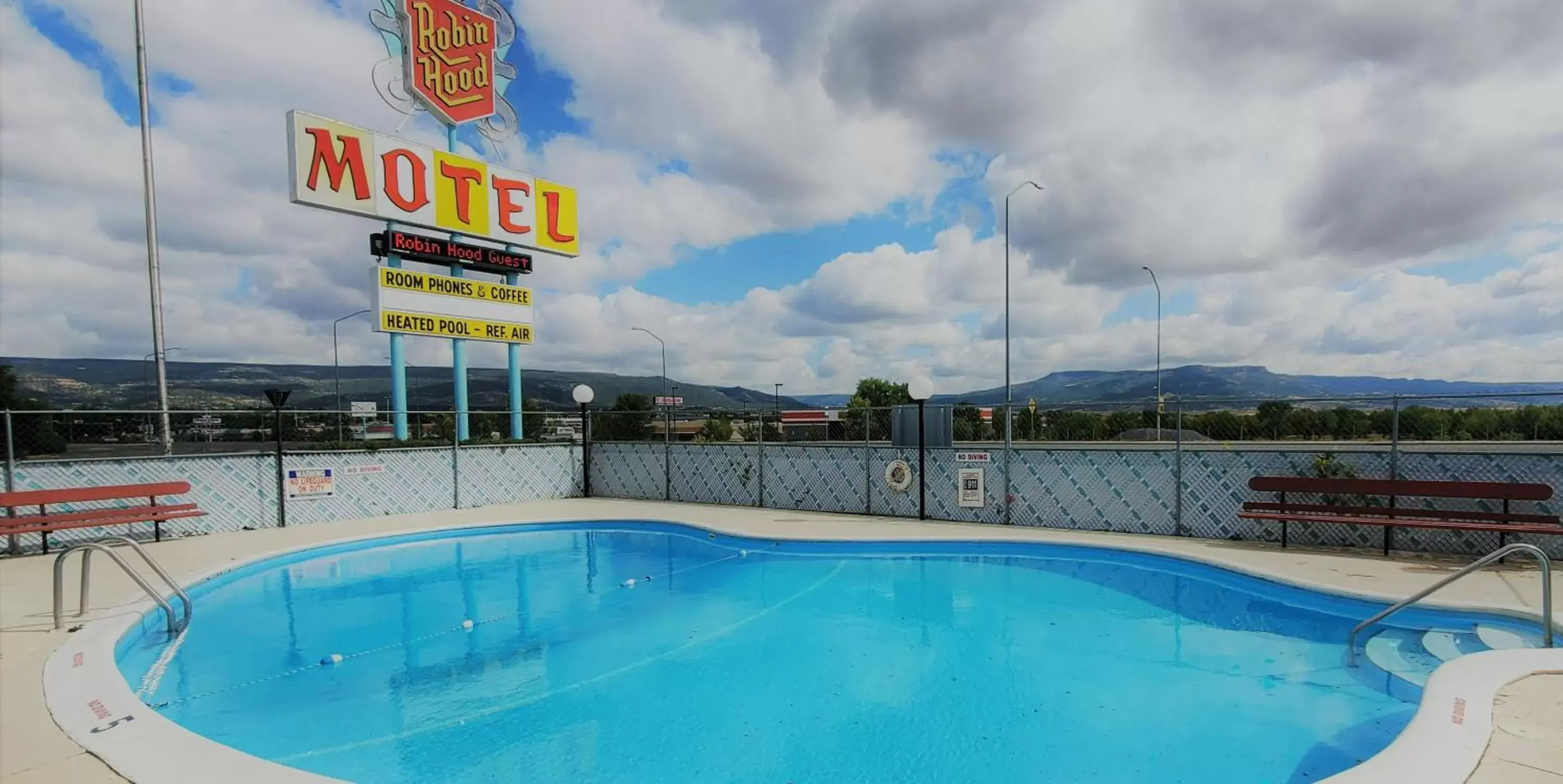 Swimming Pool in Robin Hood Motel