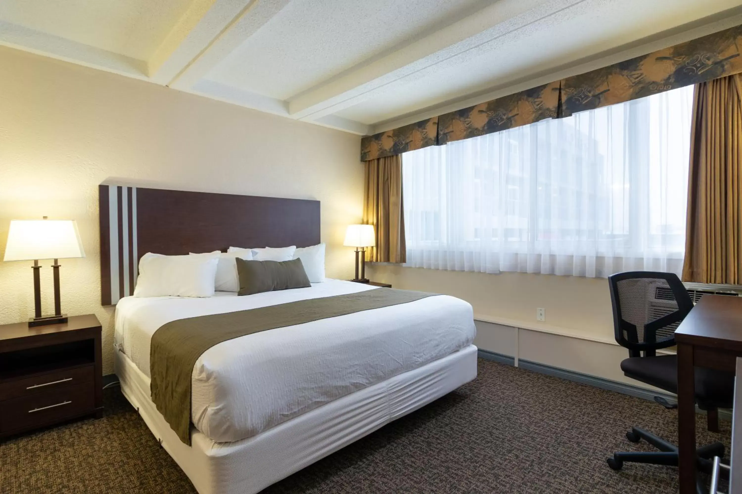 Bed in BCM Inns Fort McMurray - Downtown