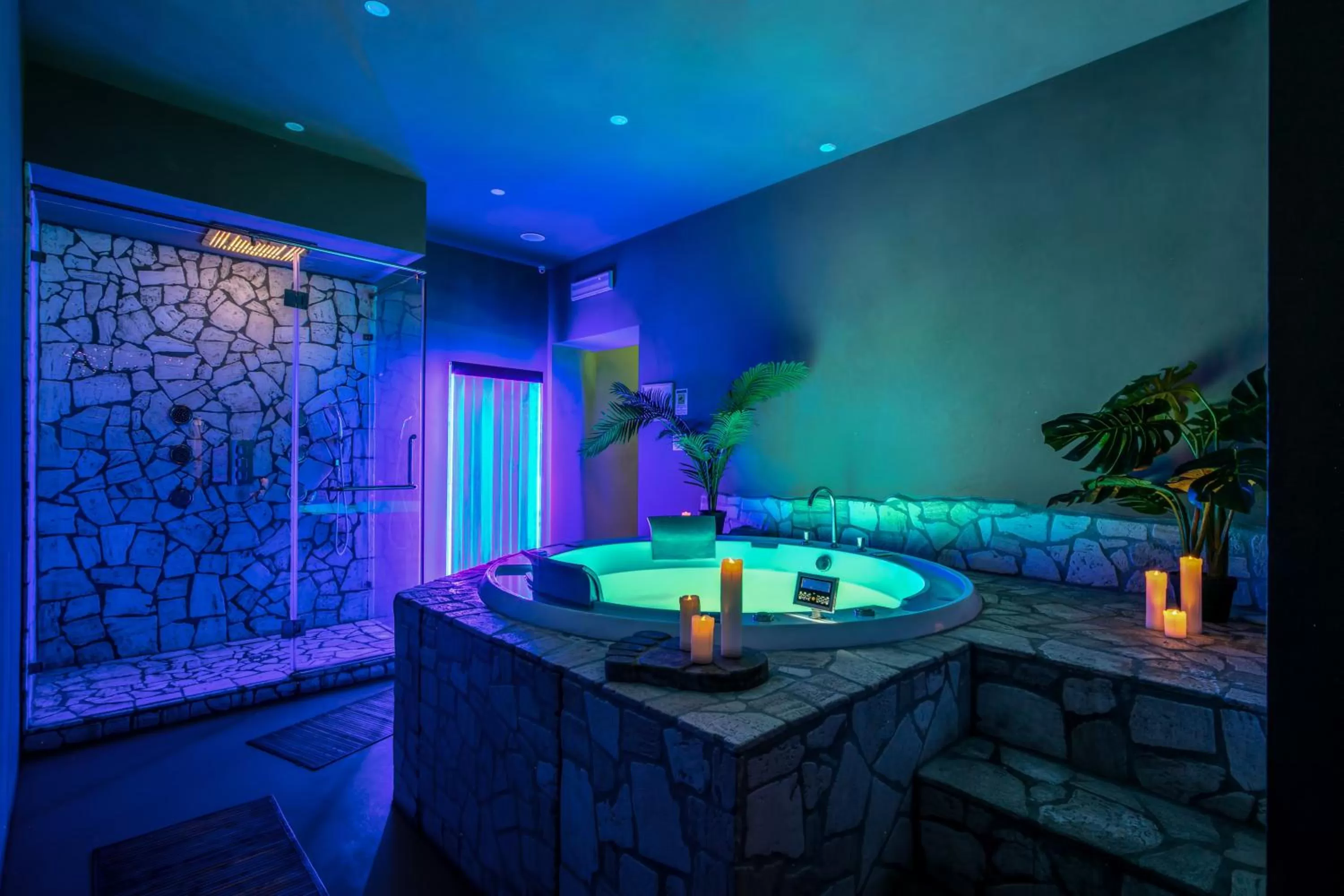 Hot Tub in Hotel 87 eighty-seven - Maison d'Art Collection