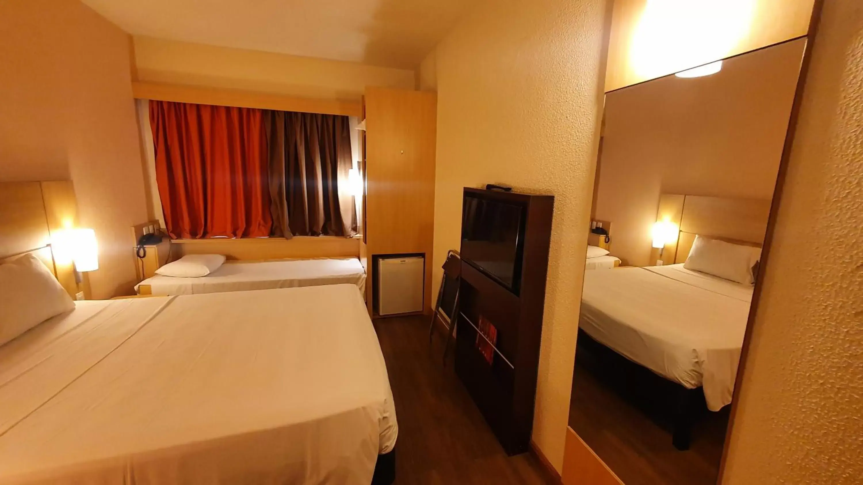 Photo of the whole room, Bed in ibis Manaus Distrito Industrial