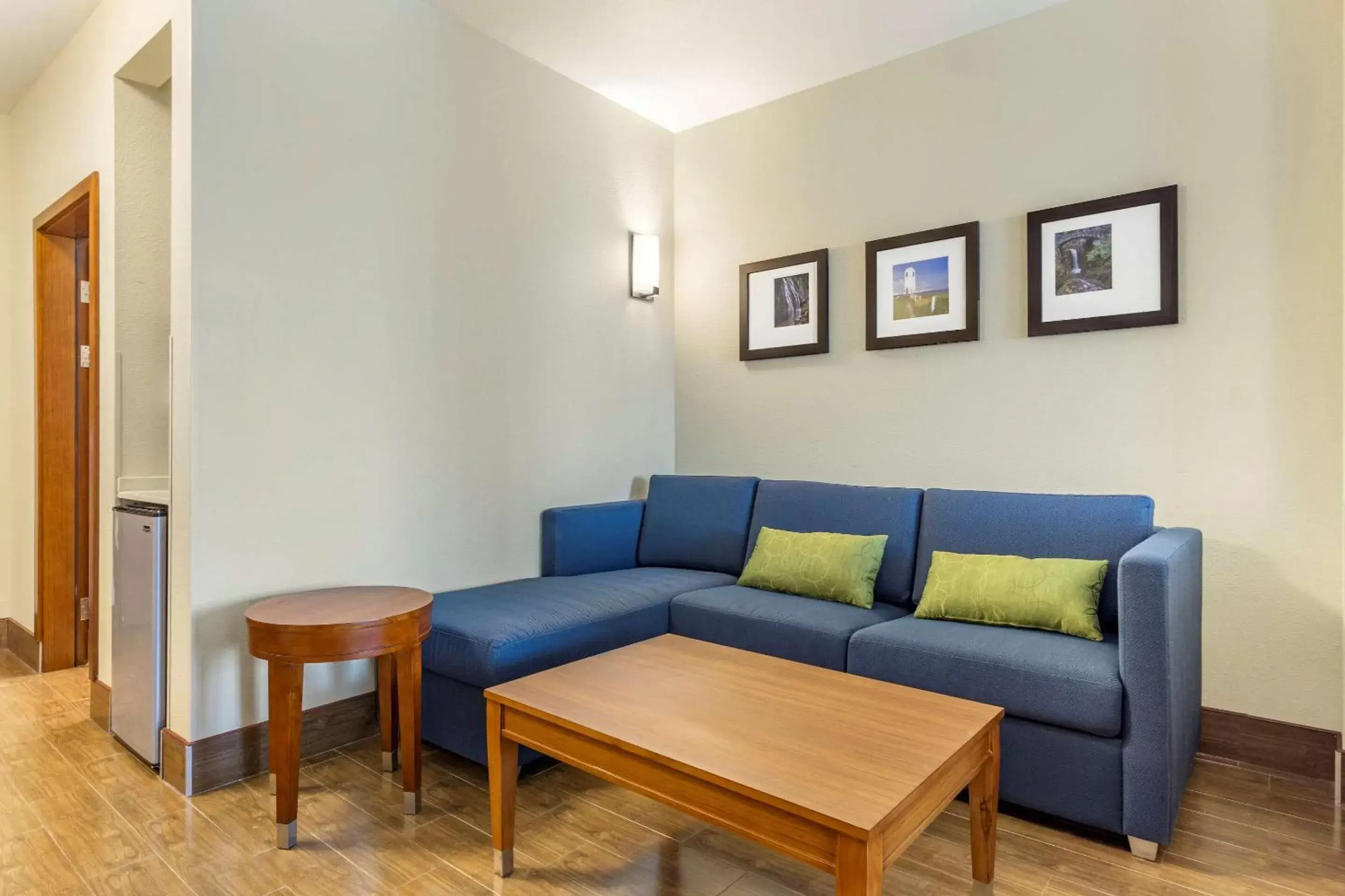 Photo of the whole room, Seating Area in Comfort Inn & Suites Lakewood by JBLM