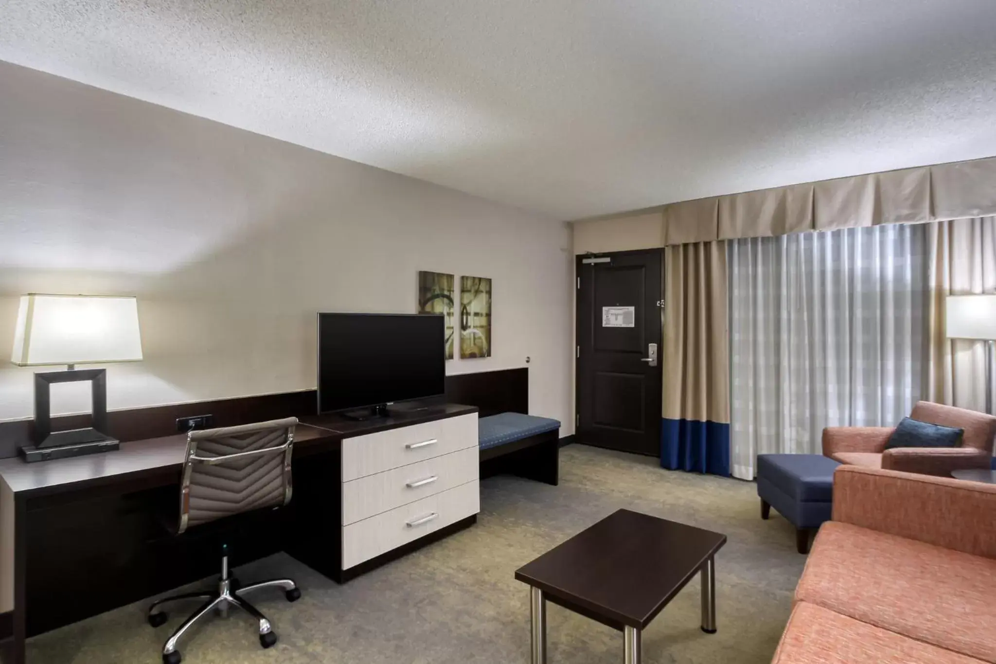 Photo of the whole room, TV/Entertainment Center in Holiday Inn & Suites Atlanta Airport North, an IHG Hotel