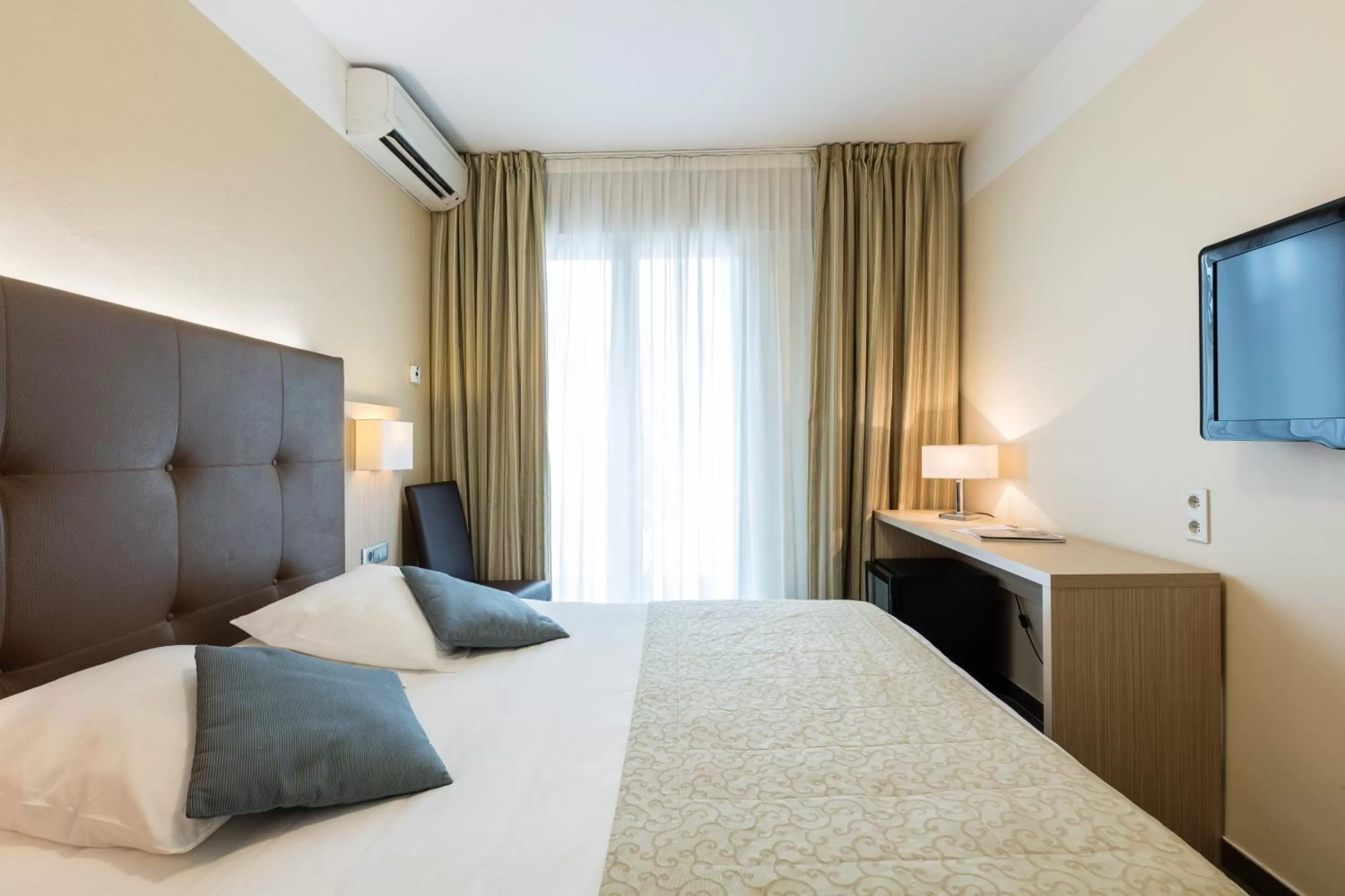 Bathroom, Bed in Hôtel Rotonde Aix-en-Provence centre