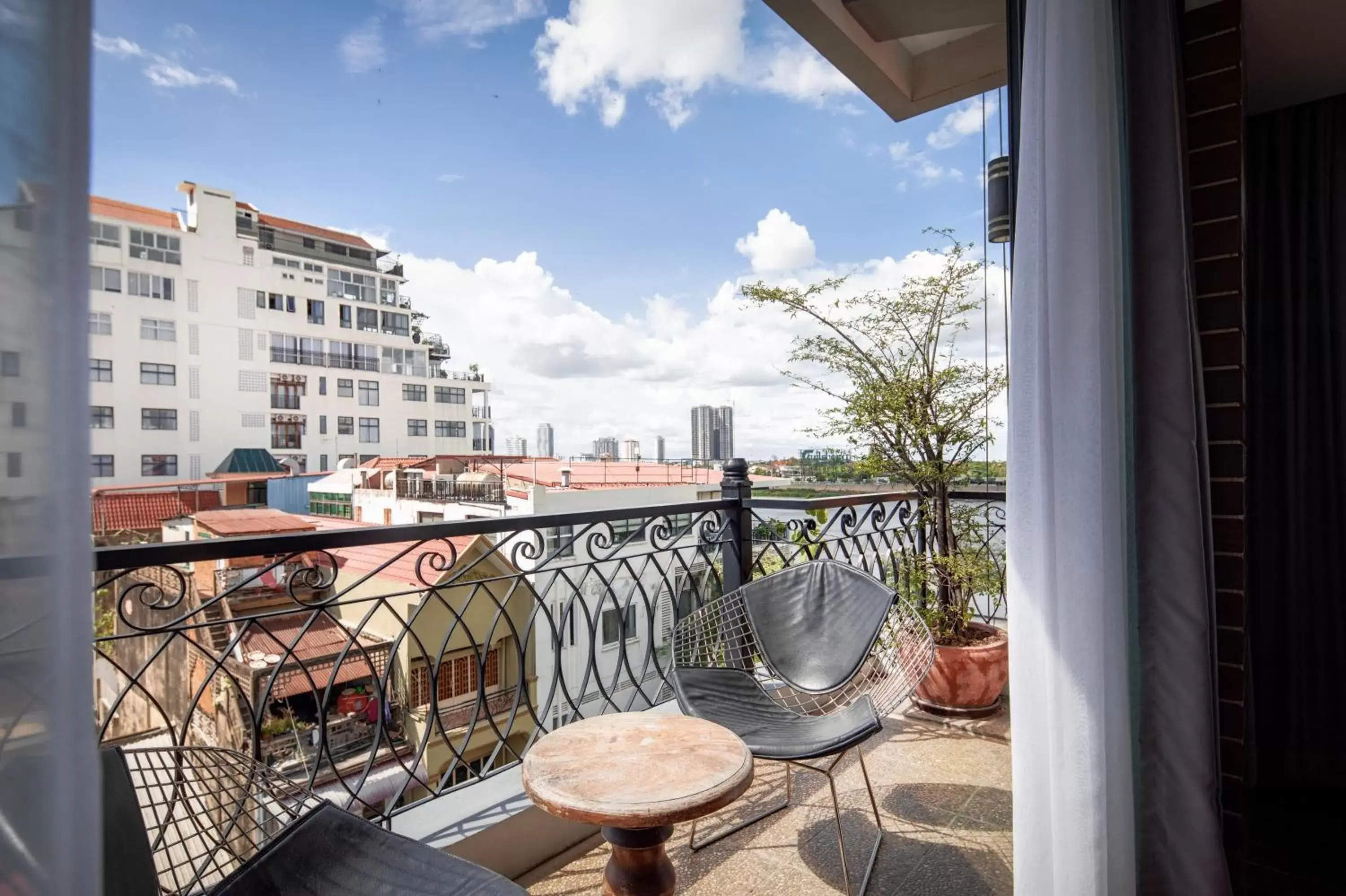 Property building, Balcony/Terrace in Ohana Phnom Penh Palace Hotel