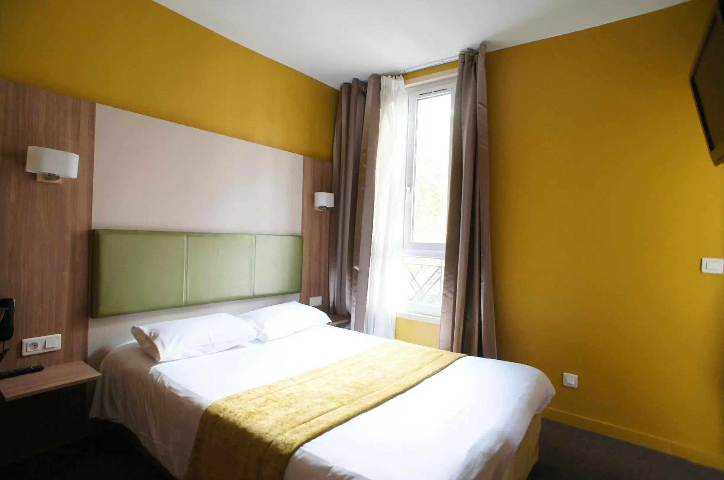 Photo of the whole room, Bed in Hôtel De France