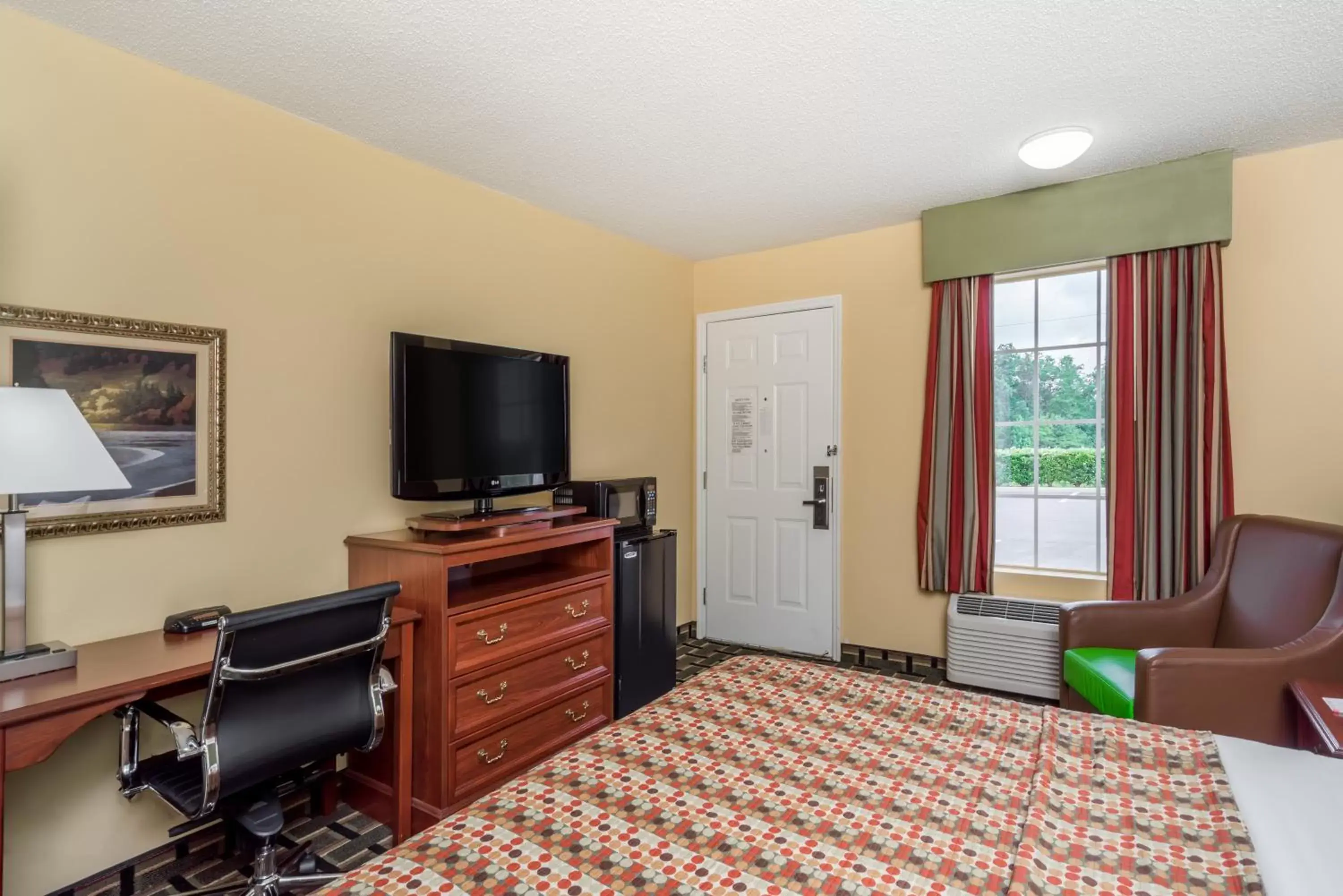 Photo of the whole room, Room Photo in Howard Johnson by Wyndham Dalton