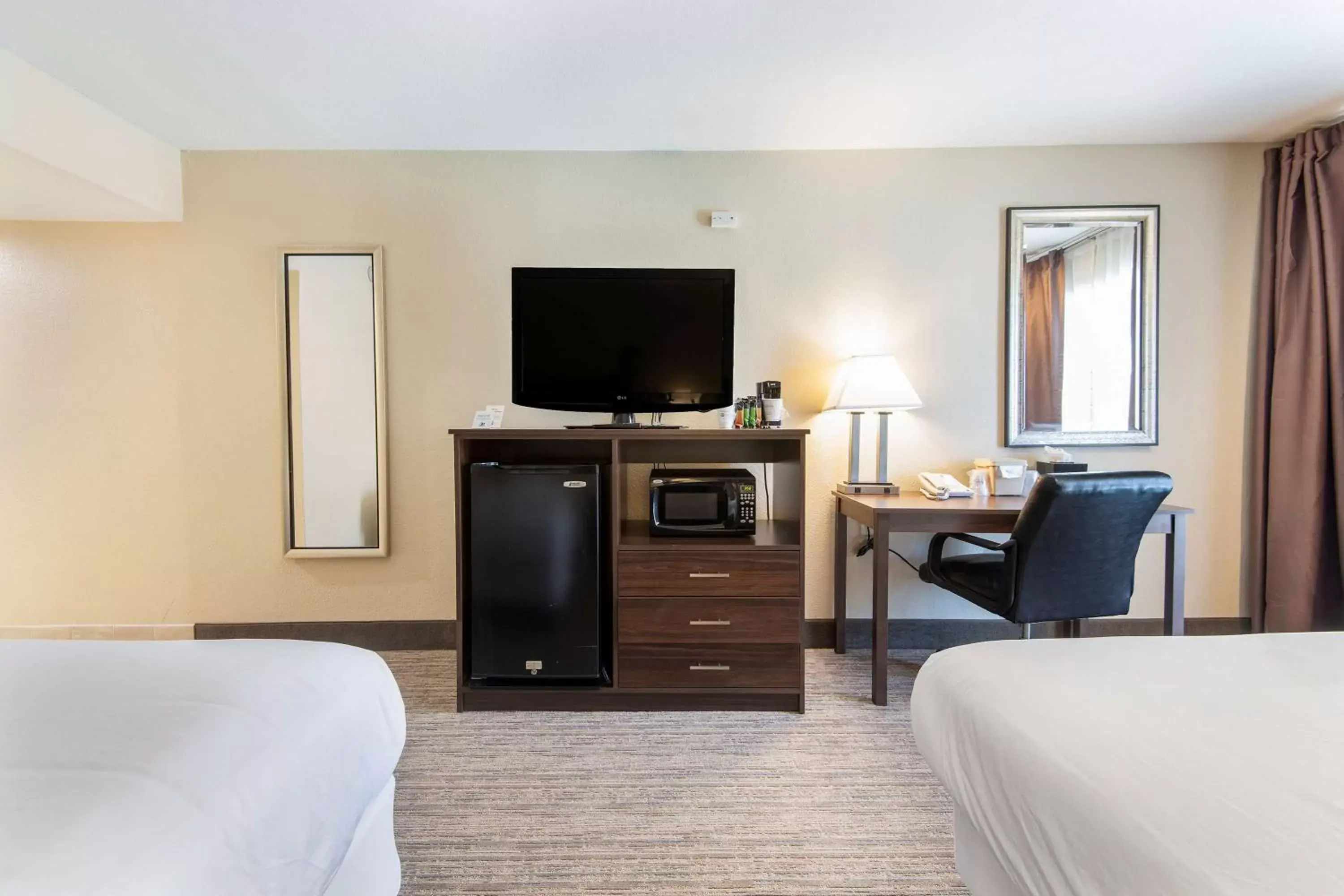 Photo of the whole room, TV/Entertainment Center in Best Western Oceanside Inn