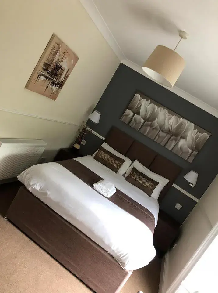 Property building, Bed in Gomersal Lodge Hotel