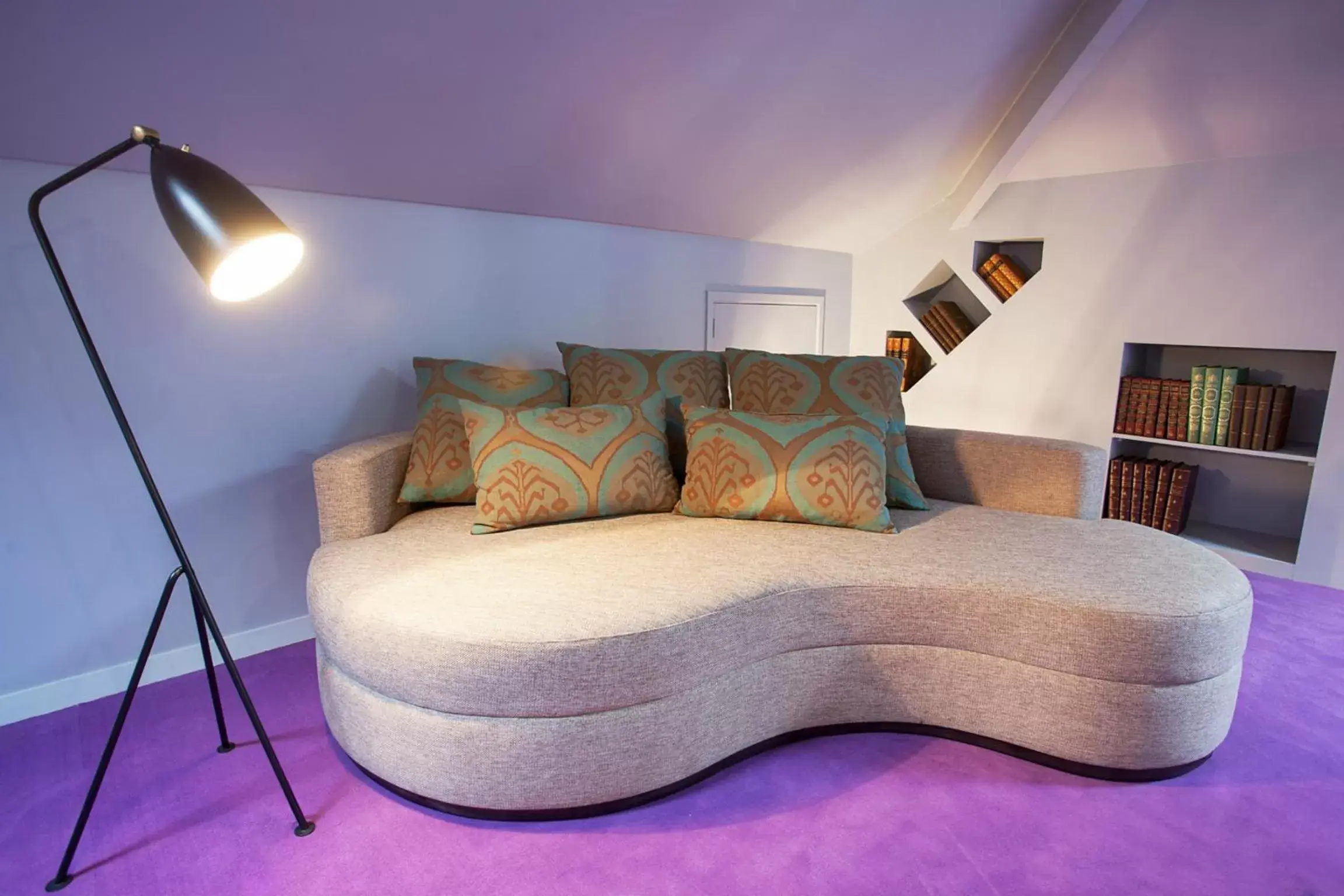 Communal lounge/ TV room, Bed in Internacional Design Hotel