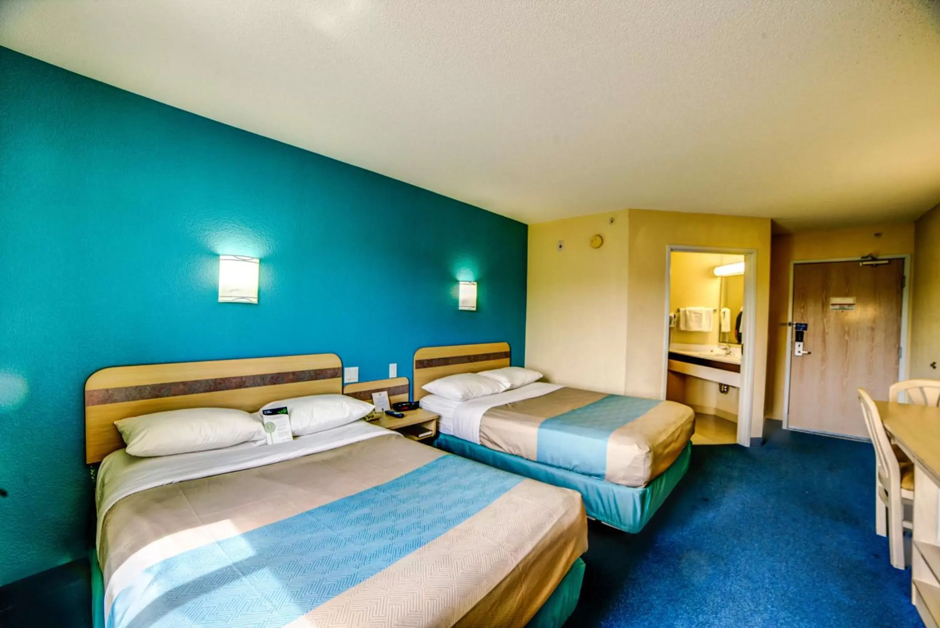 Bedroom, Bed in Motel 6-Huntsville, ON