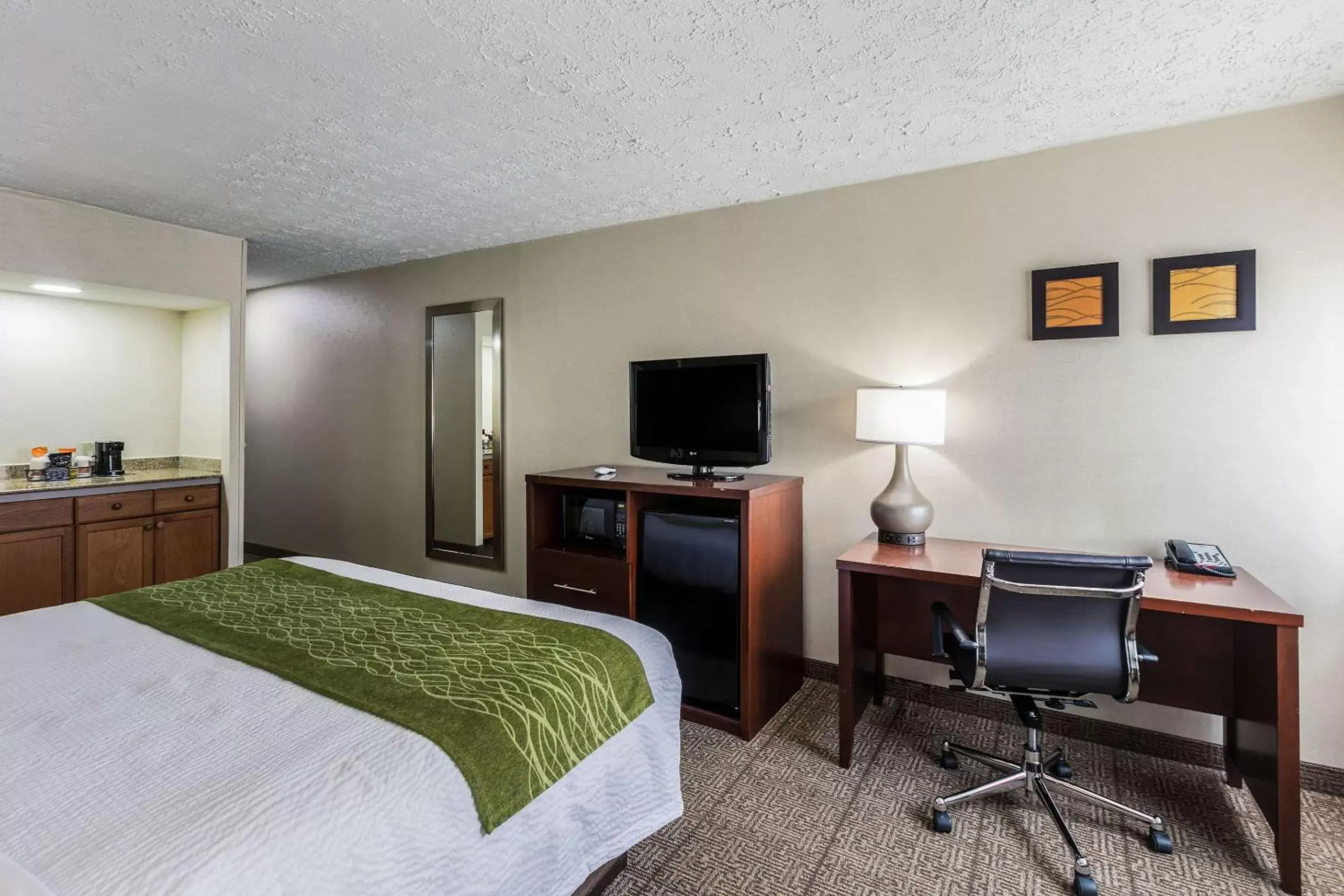 Photo of the whole room, TV/Entertainment Center in Comfort Inn Medford-Long Island