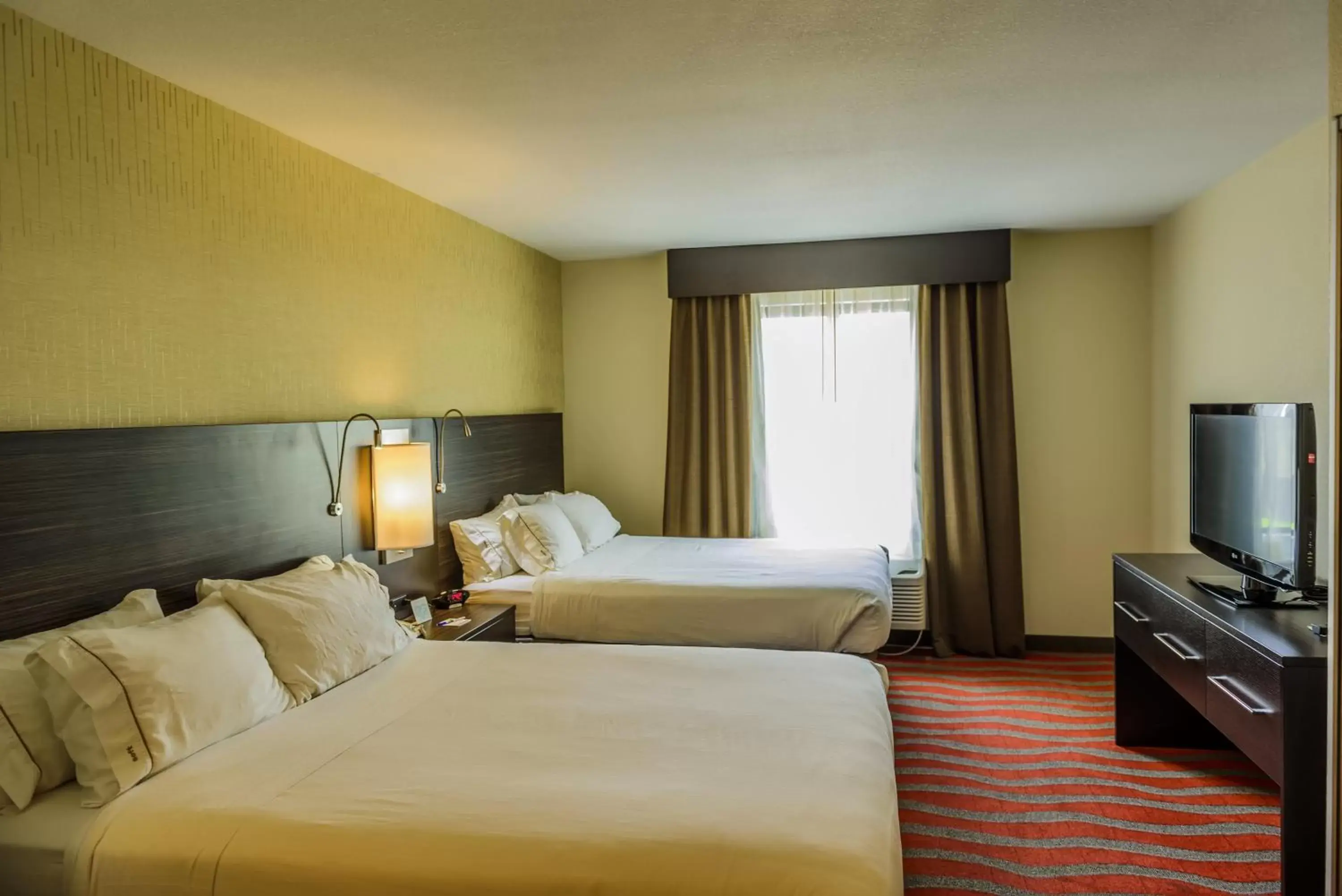 Photo of the whole room, Bed in Holiday Inn Express and Suites - Bradford by IHG Photo of the whole room, Bed in Holiday Inn Express and Suites - Bradford by IHG