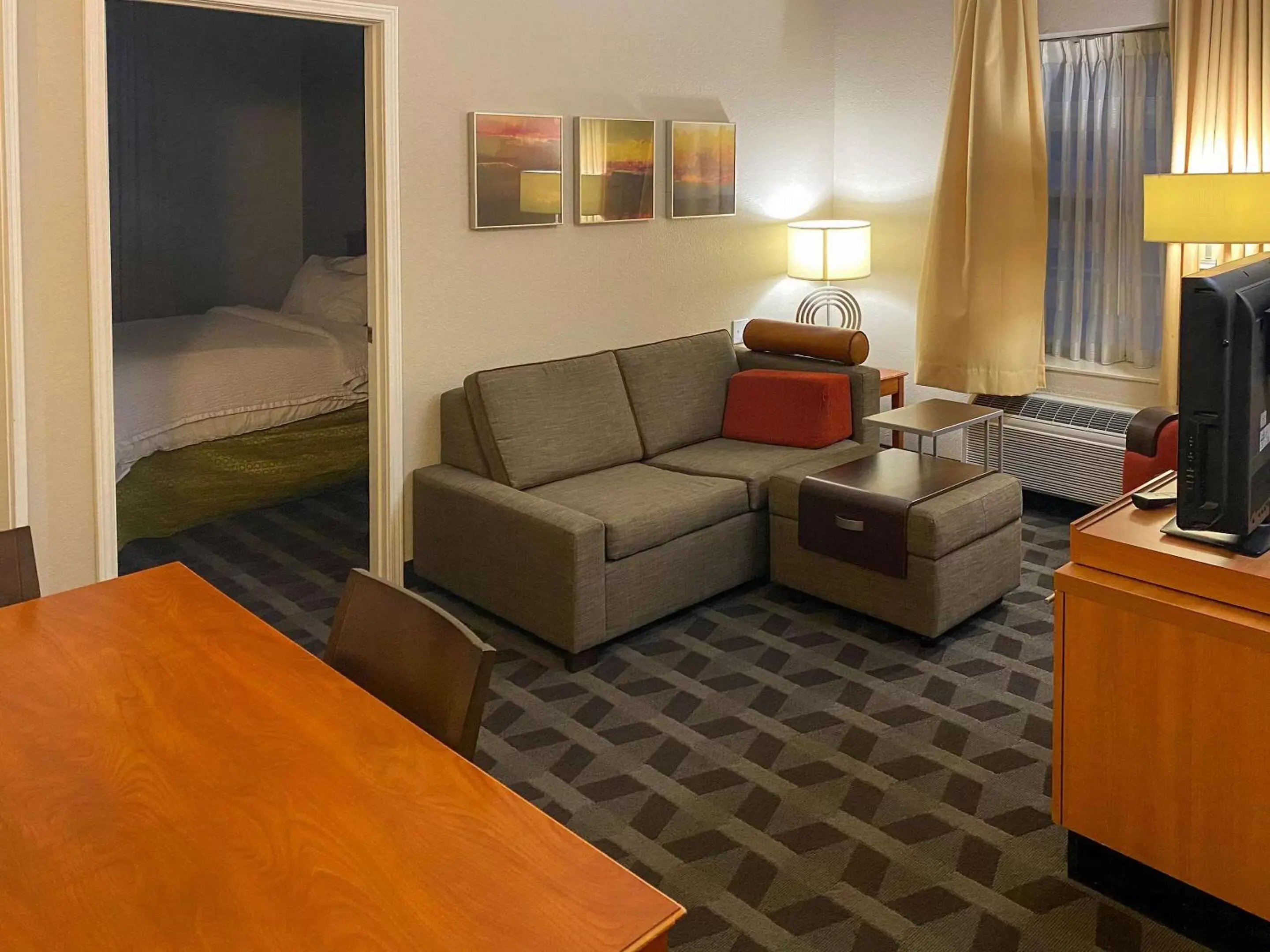 Bedroom, Seating Area in MainStay Suites Middleburg Heights Cleveland Airport