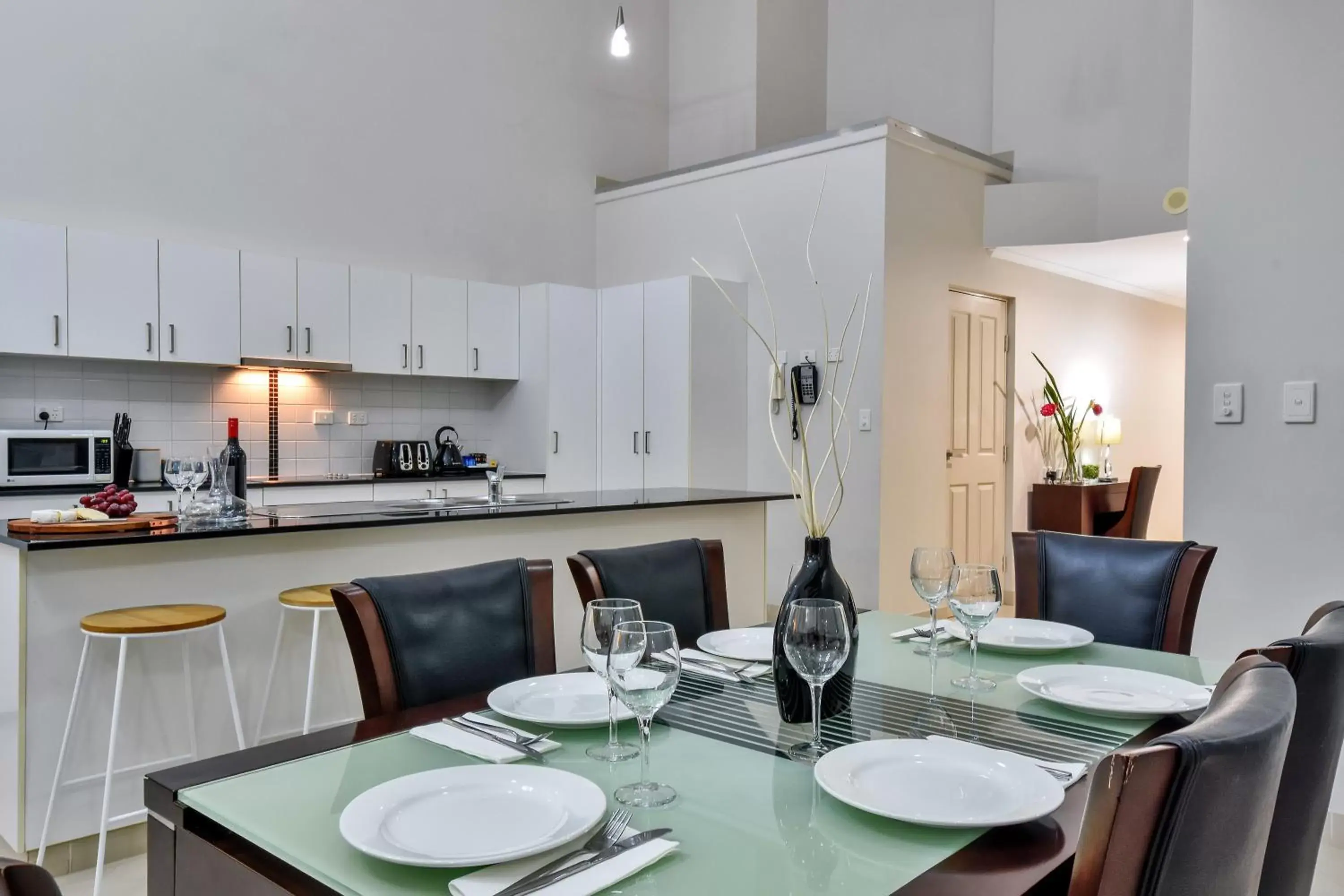 Kitchen or kitchenette, Restaurant/Places to Eat in Argus Apartments Darwin