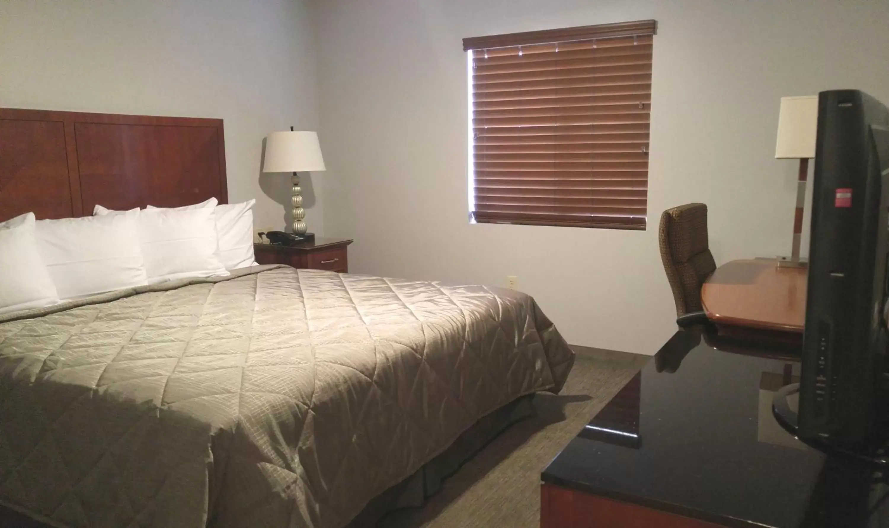 Photo of the whole room, Bed in Affordable Suites of America Portage