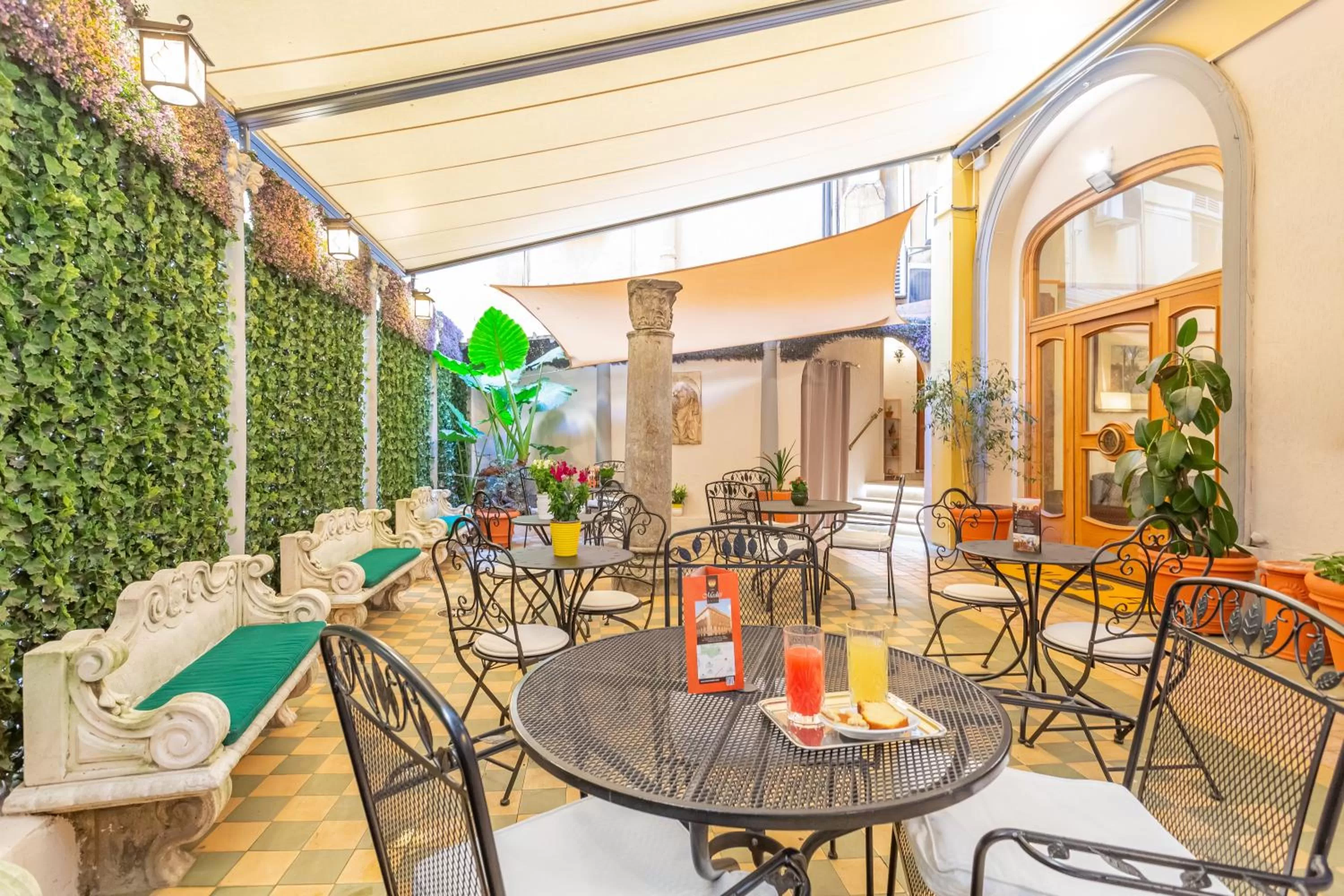 Patio in Hotel Medici