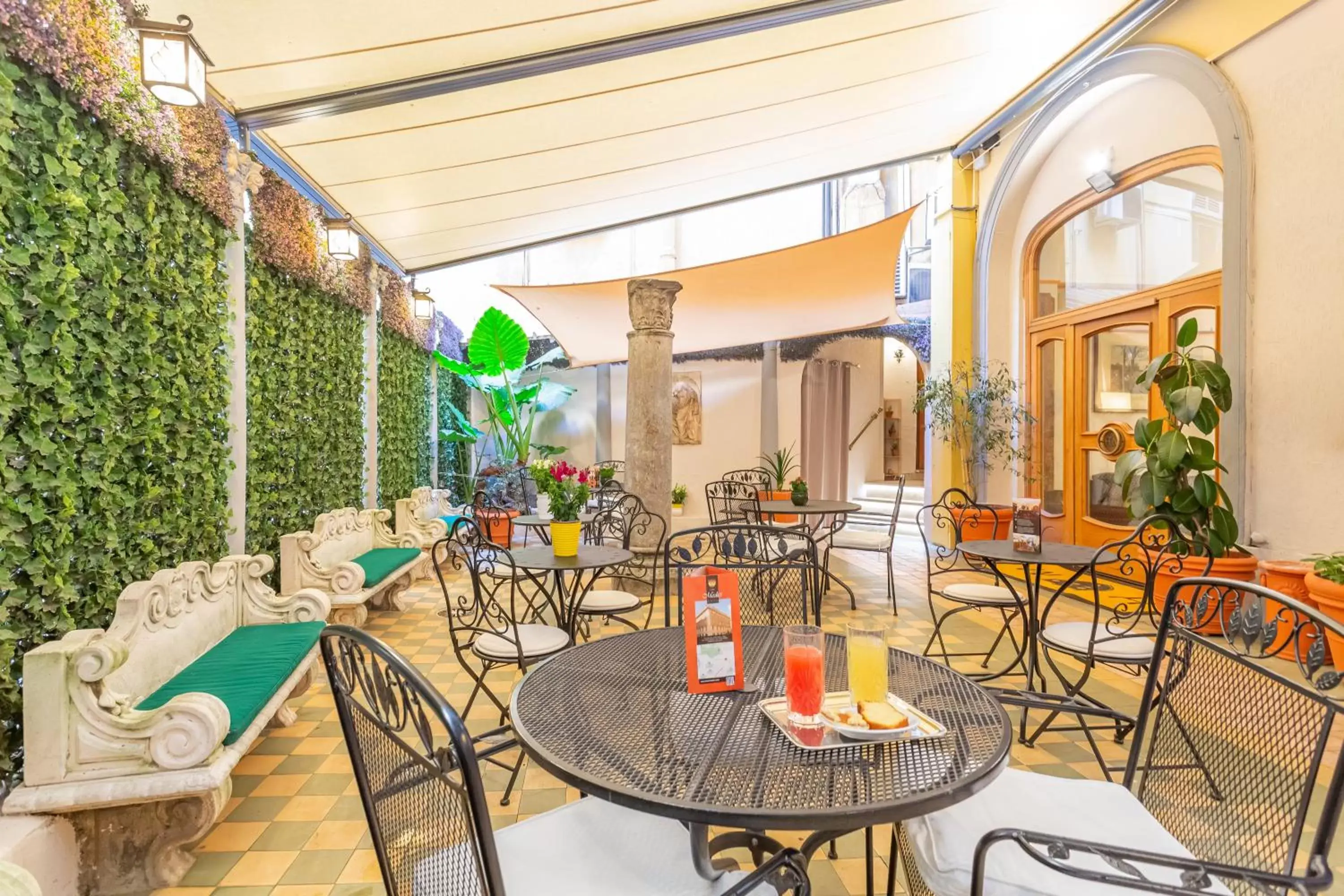 Patio, Restaurant/Places to Eat in Hotel Medici