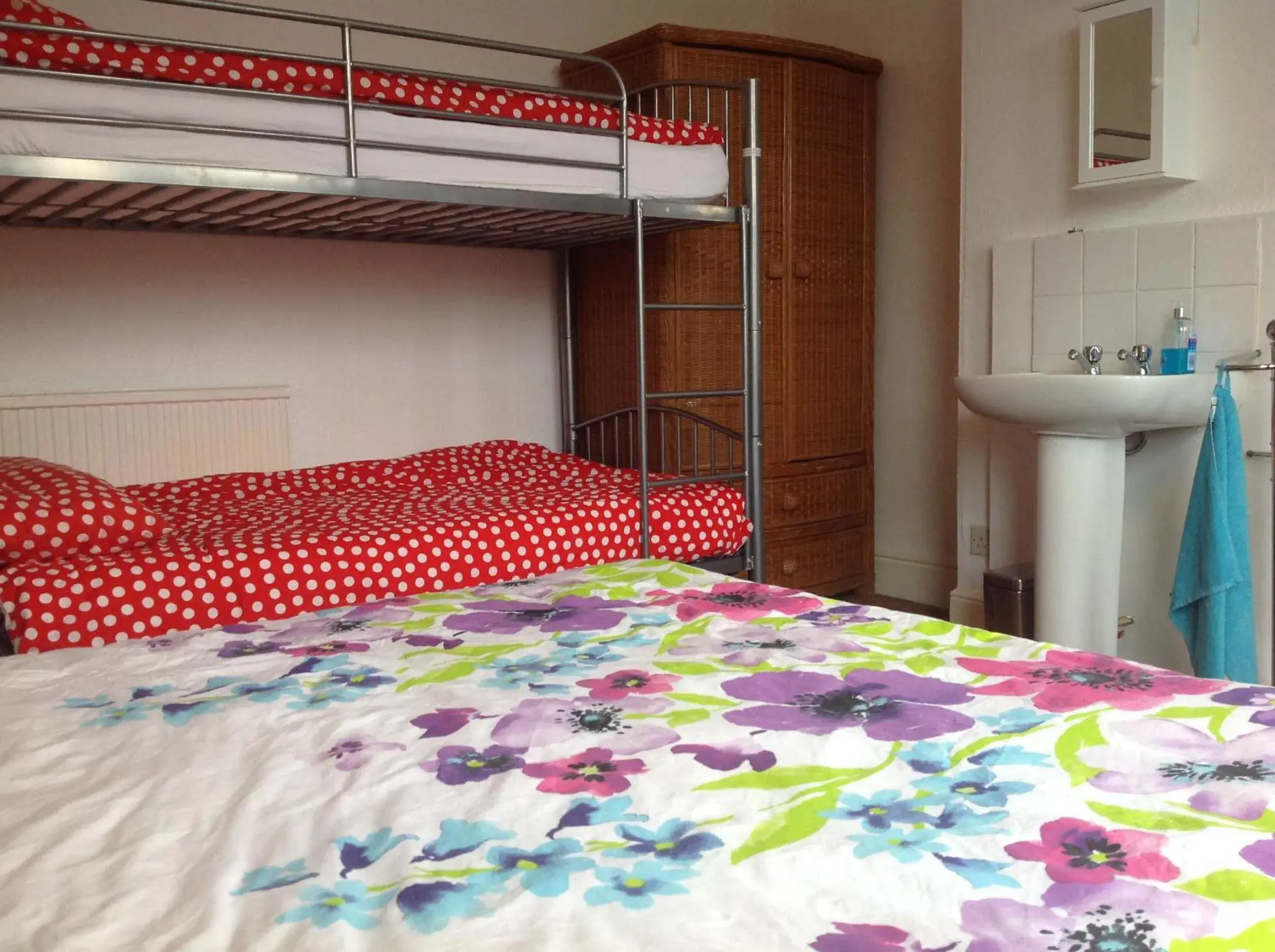 Large Triple Room with Shared Bathroom in Clift Guest House