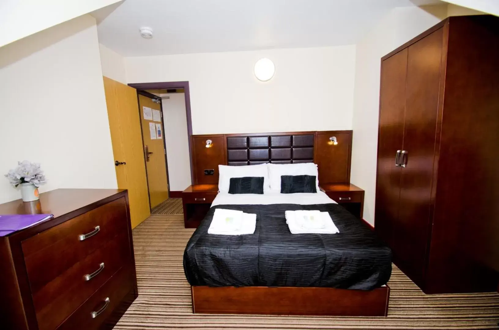 Bed in William's Hillsborough Apartments