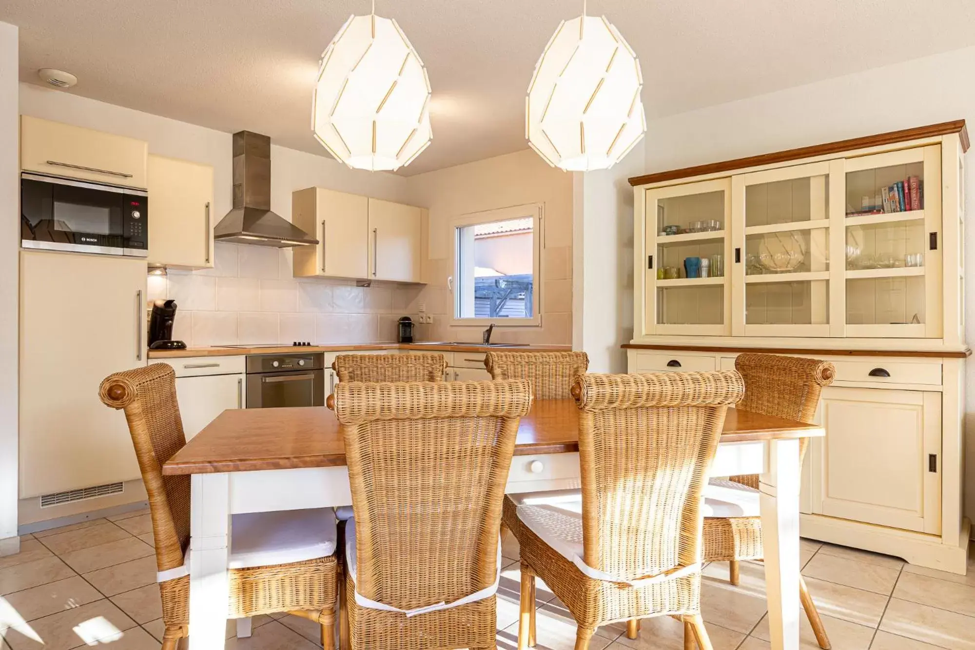 kitchen, Dining Area in Oasis Les Jardins des Sables d'Olonne