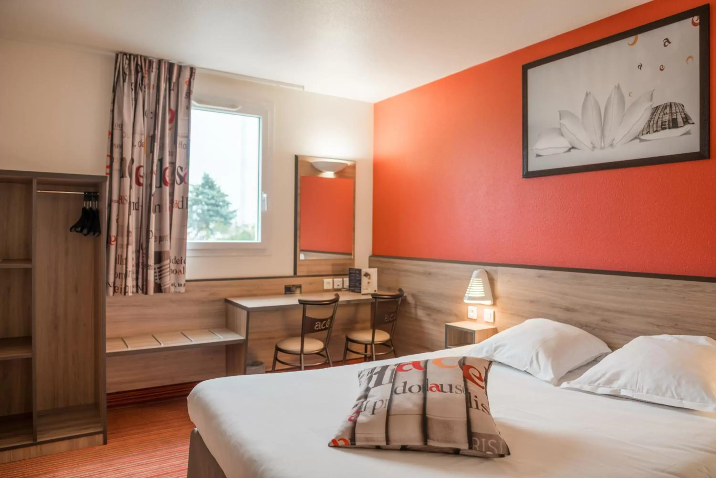 Photo of the whole room, Bed in Ace Hôtel Clermont Ferrand La Pardieu