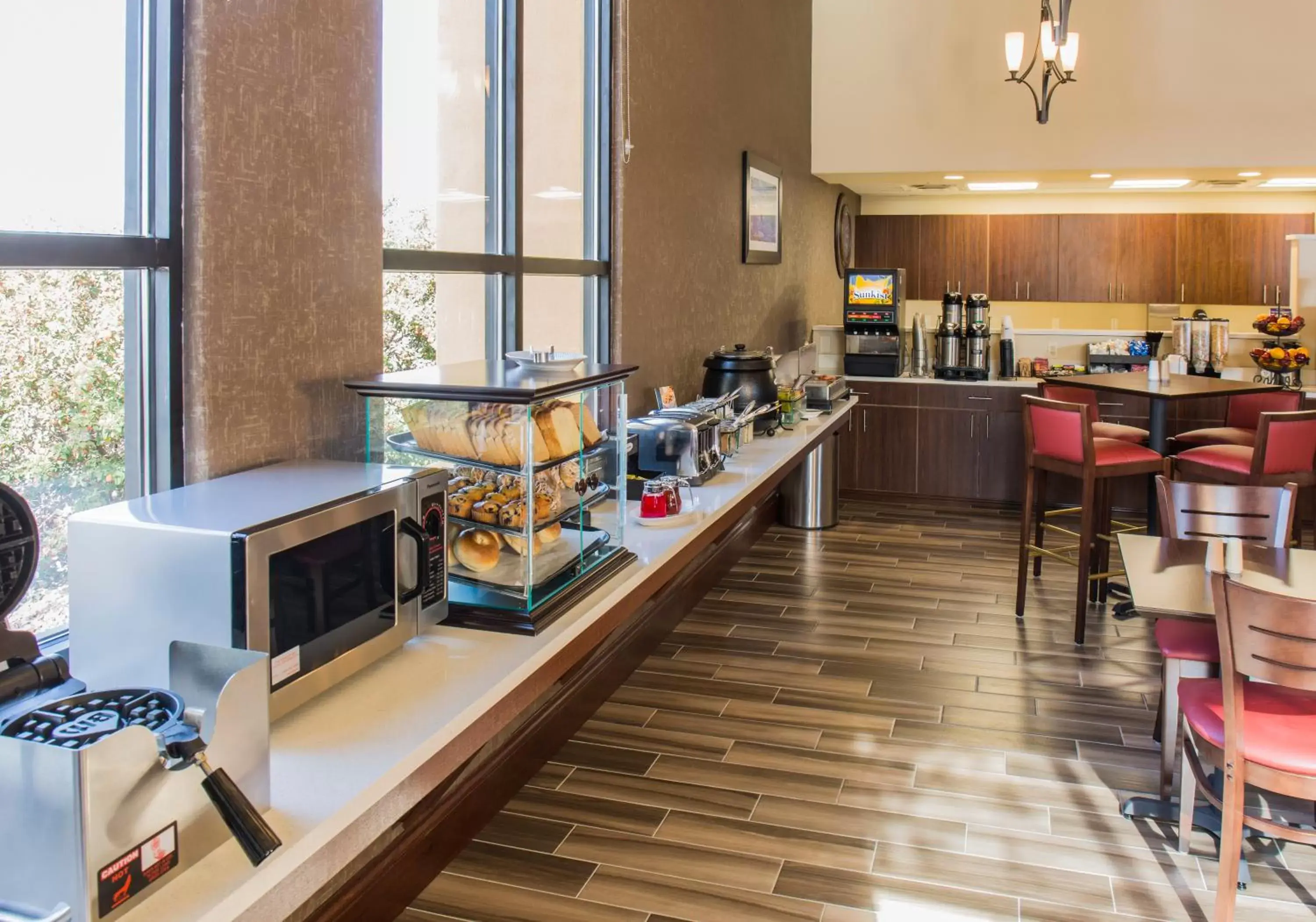 Continental breakfast, Restaurant/Places to Eat in Best Western Plus Executive Suites Albuquerque