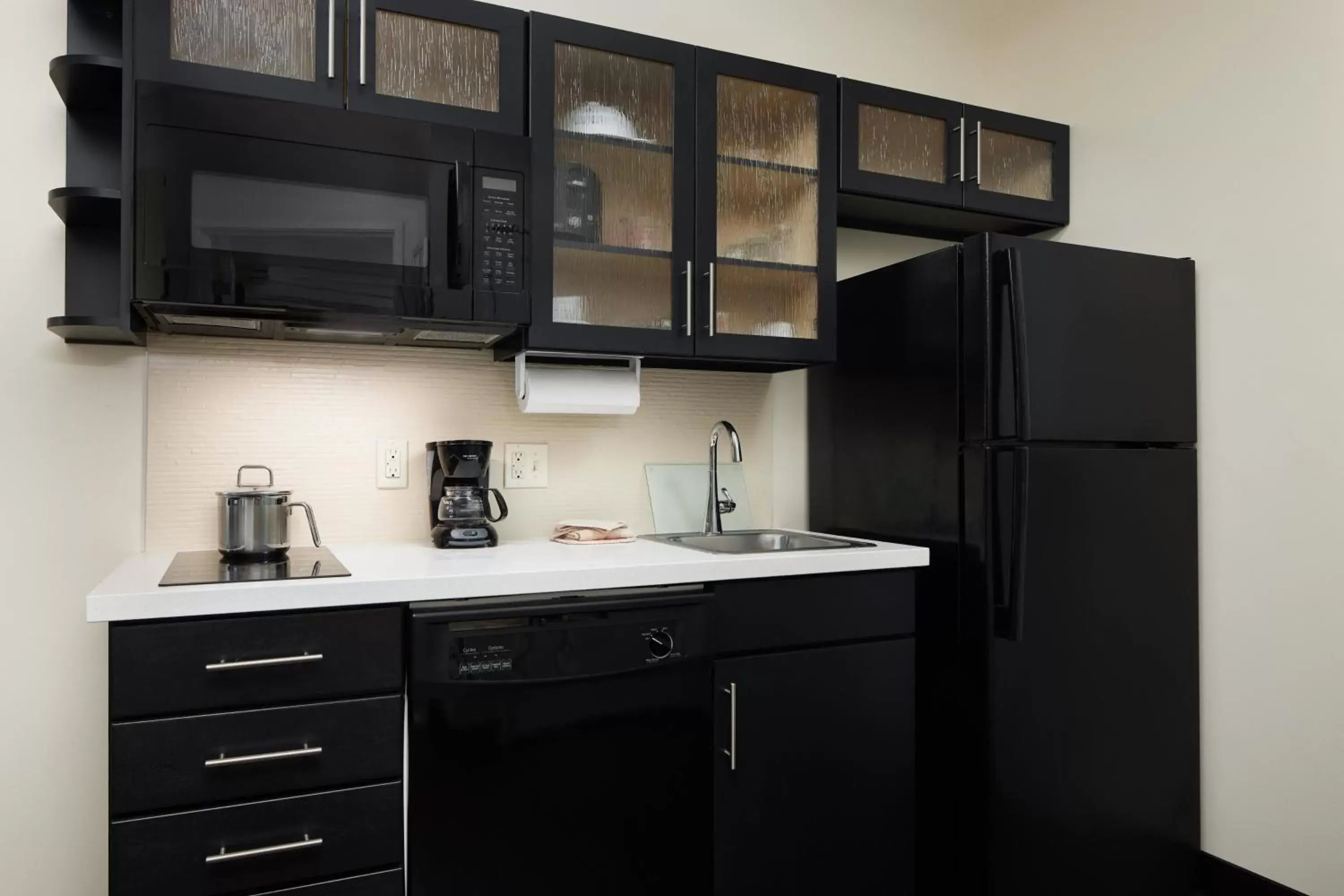 Photo of the whole room, Kitchen/Kitchenette in Candlewood Suites Valdosta Mall, an IHG Hotel