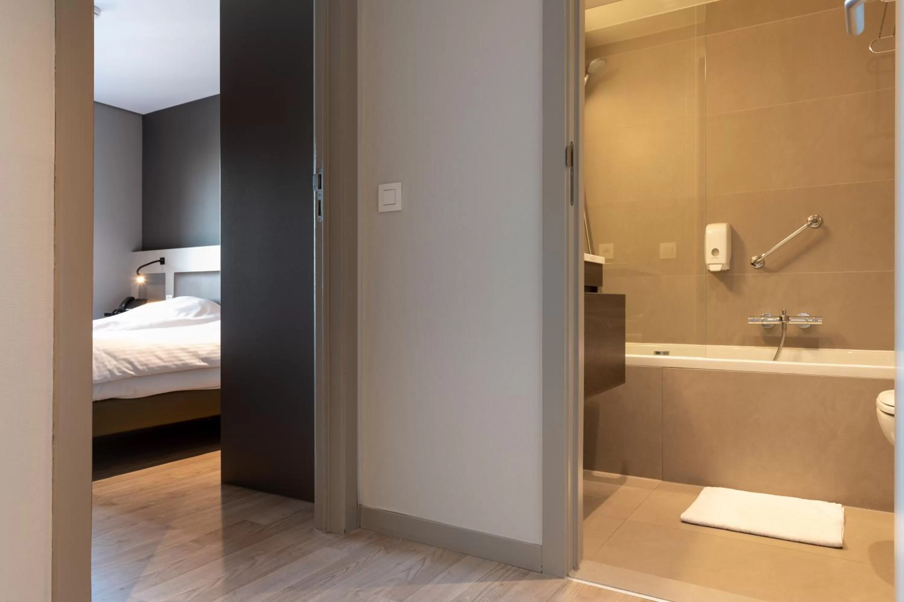 Bathroom, Bed in Castelnou Aparthotel