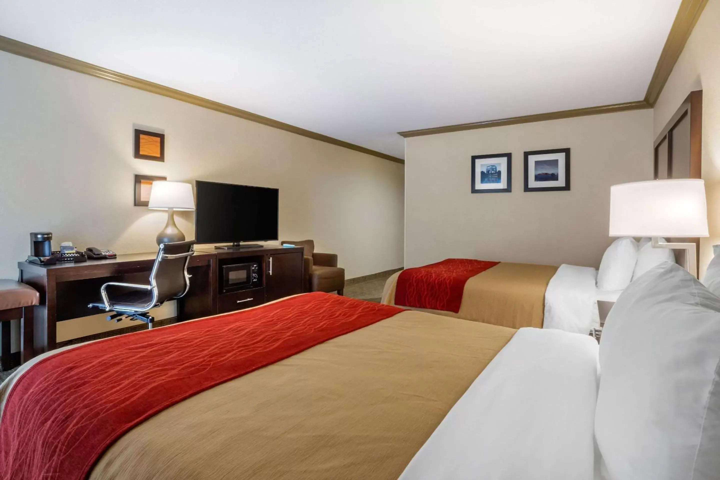 Photo of the whole room, Bed in Comfort Inn Castro Valley