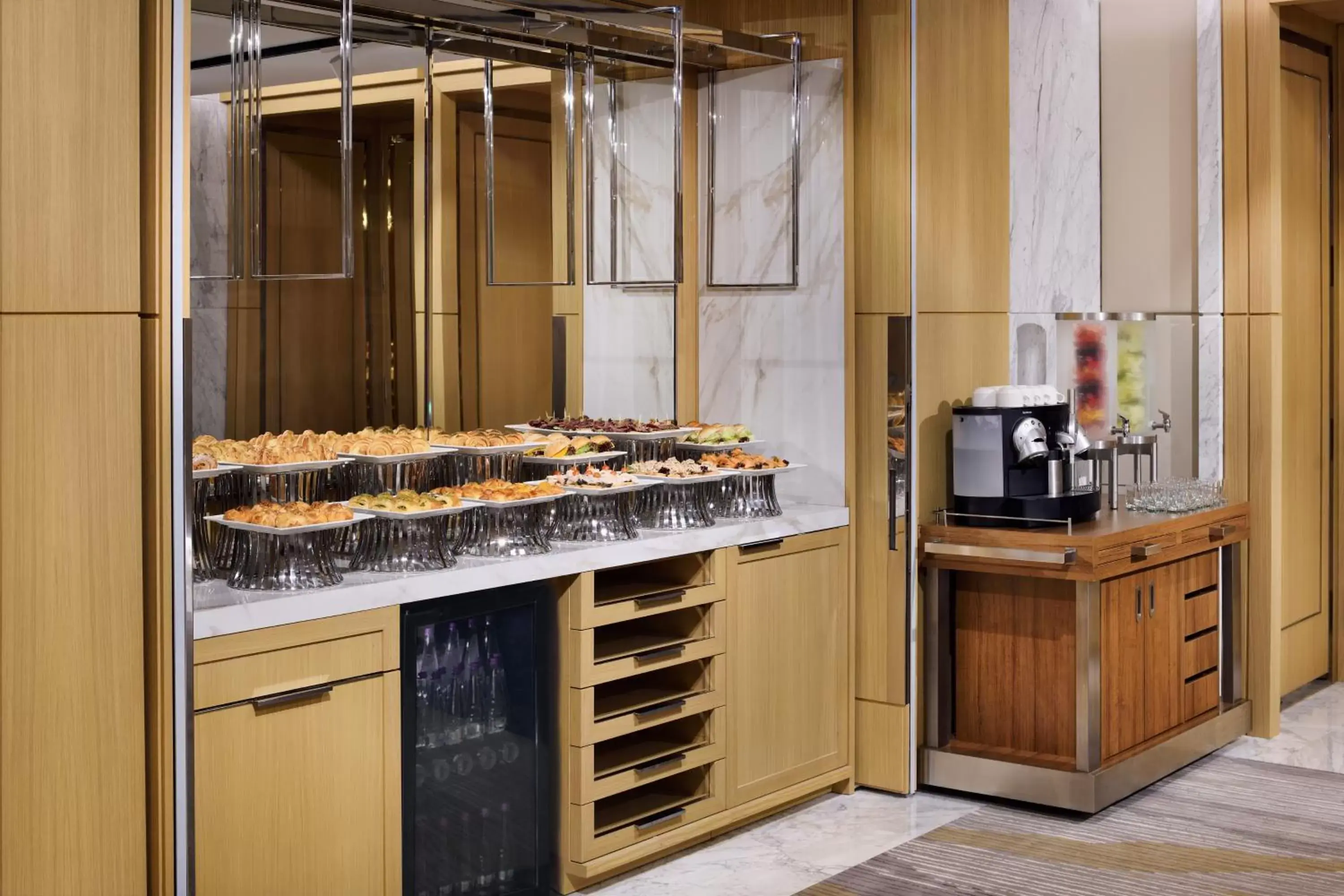 Coffee/tea facilities, Kitchen/Kitchenette in Crowne Plaza - Jeddah Al Salam, an IHG Hotel