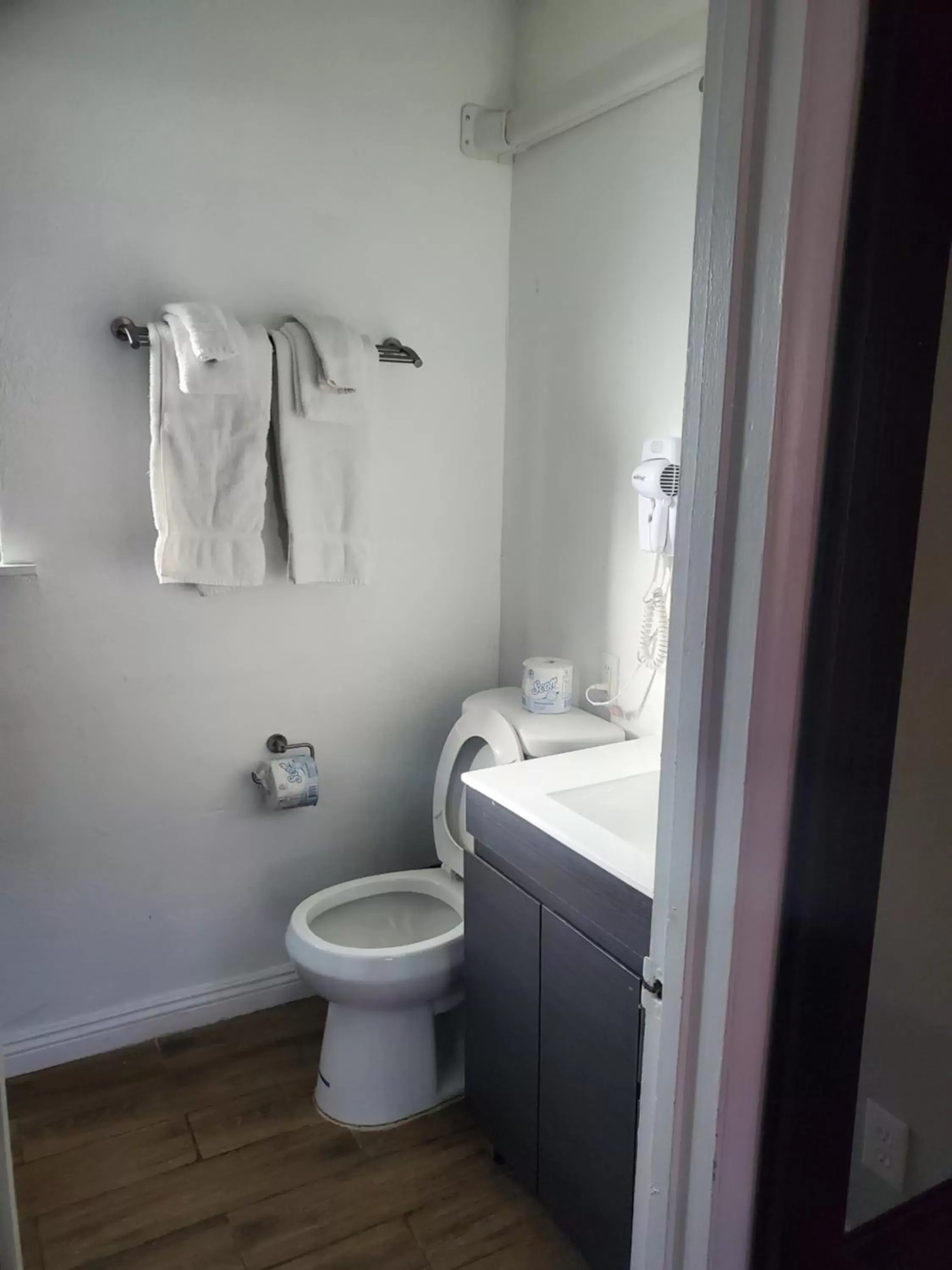 Toilet, Bathroom in OMEO Suites Big Bear