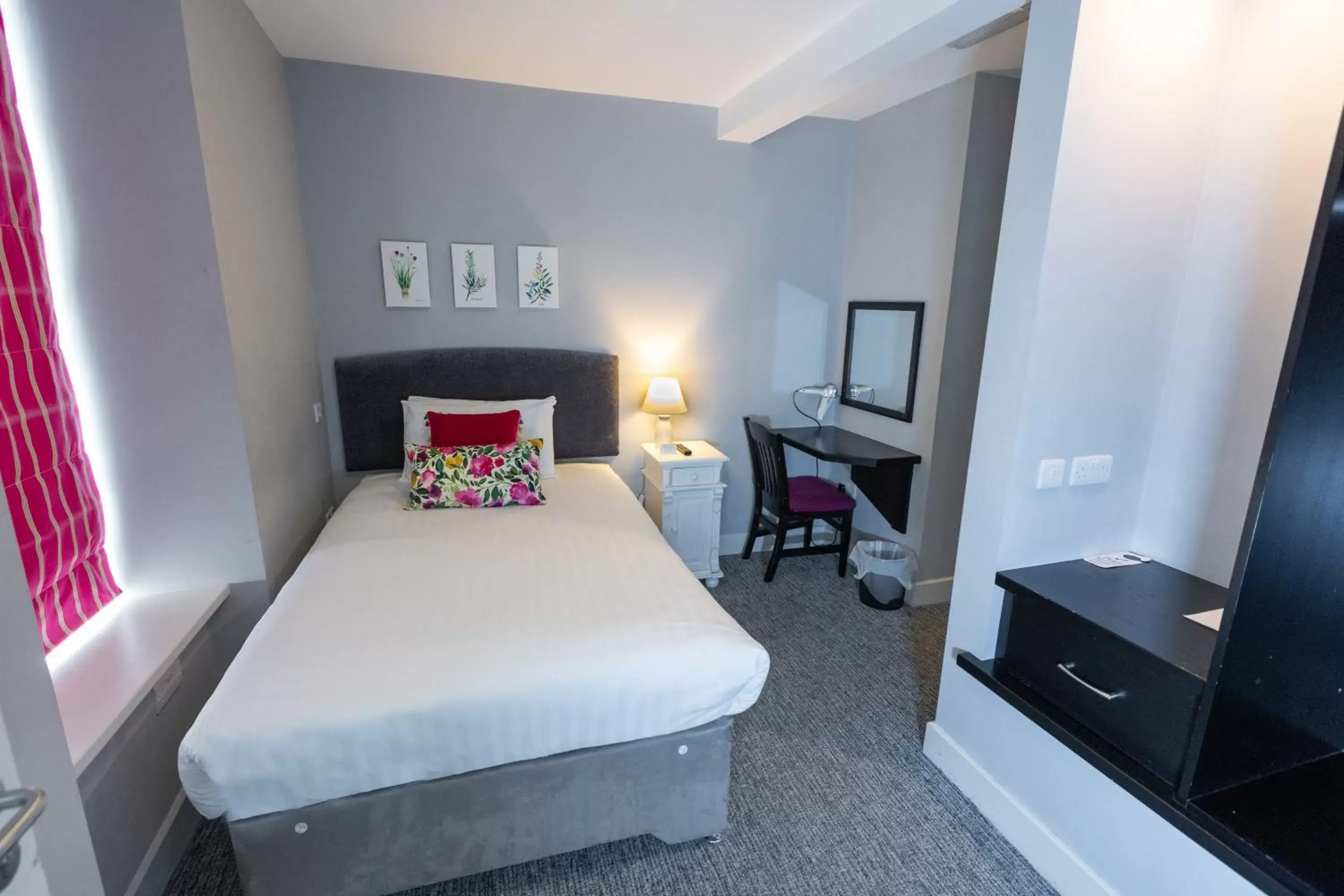 Deluxe Single Room - single occupancy in Behan's Horseshoe Bar & Restaurant Deluxe Single Room - single occupancy in Behan's Horseshoe Bar & Restaurant