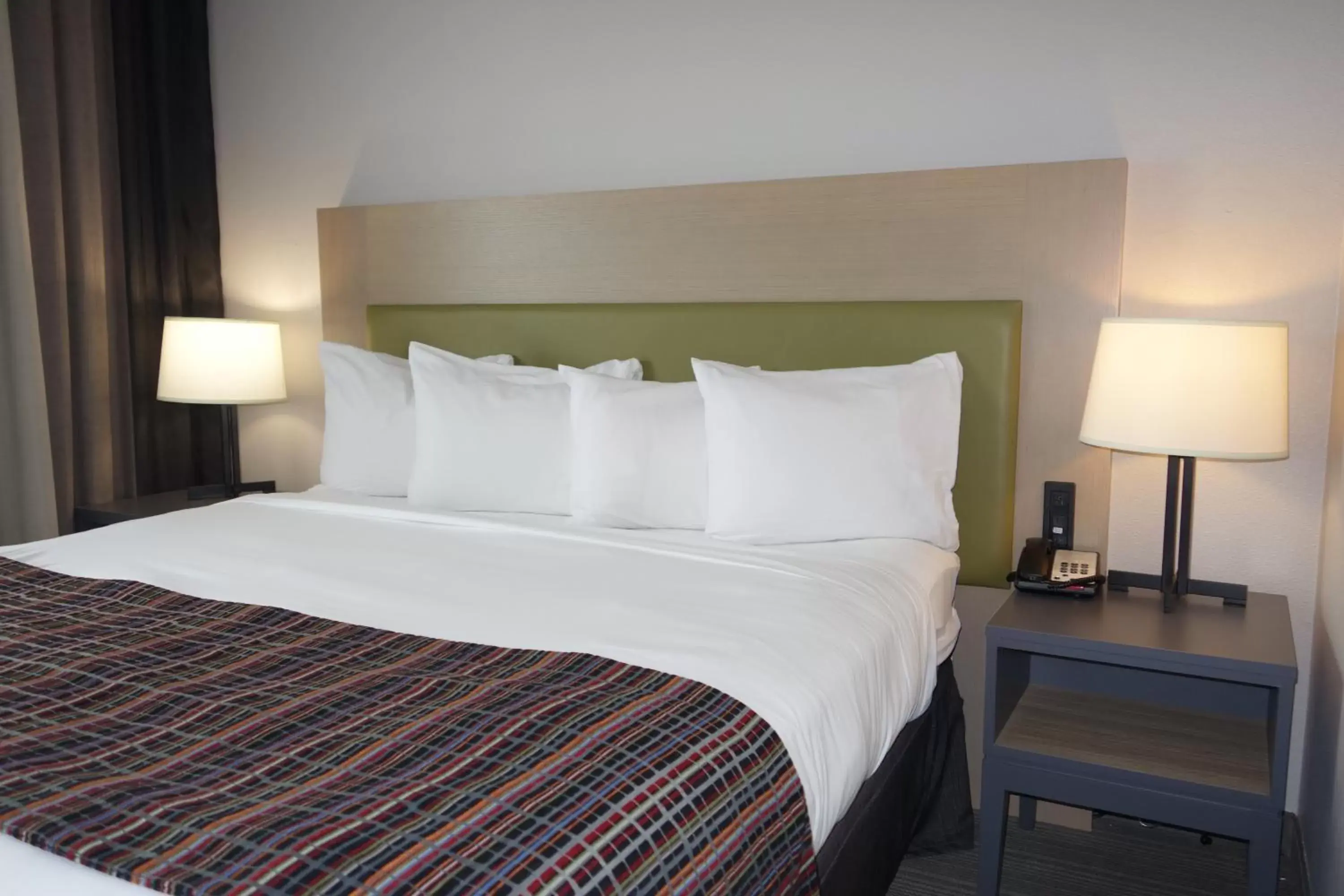 Bedroom, Bed in Country Inn & Suites by Radisson, Coralville, IA