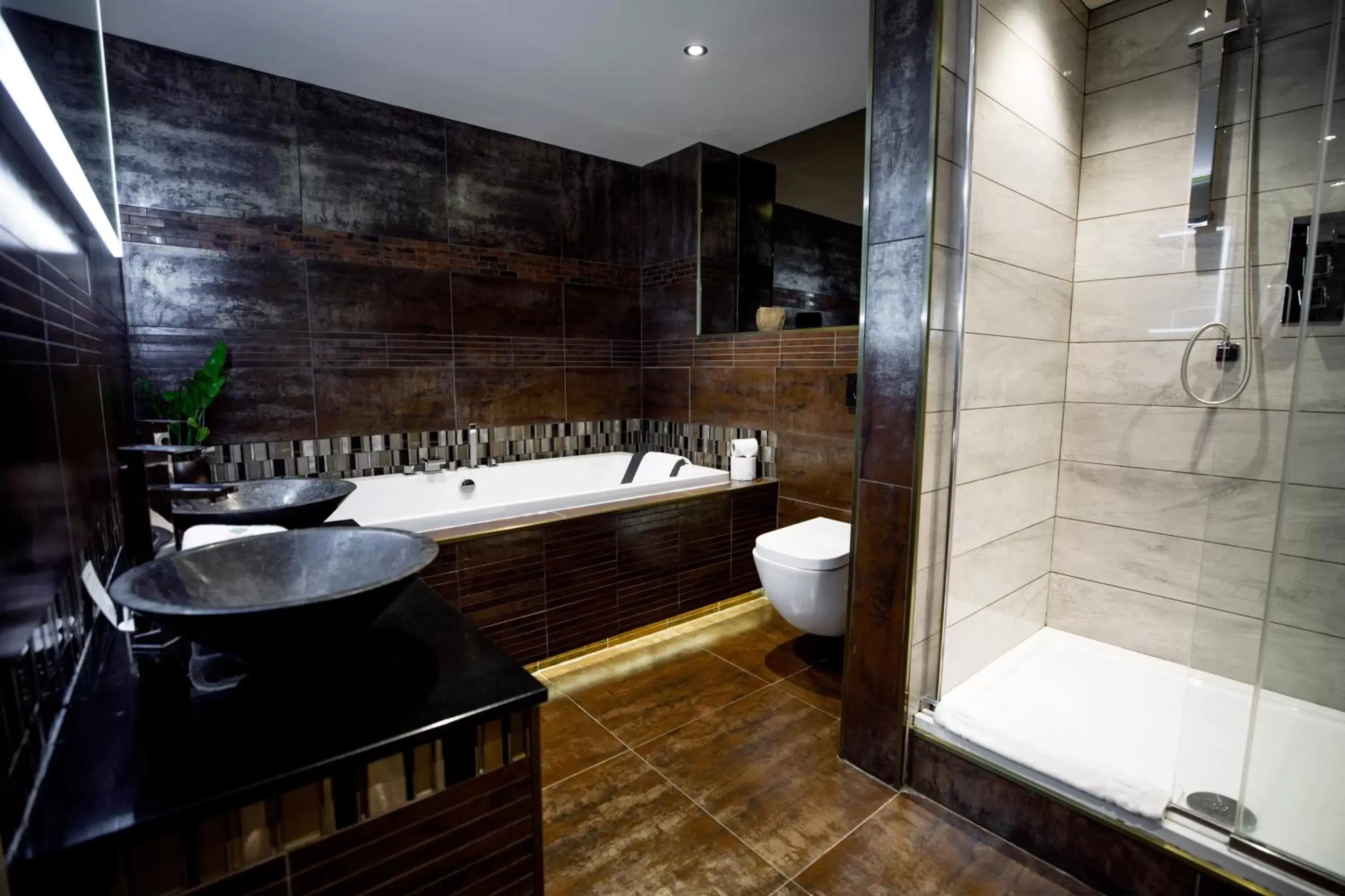 Shower, Bathroom in The Heritage Park Hotel