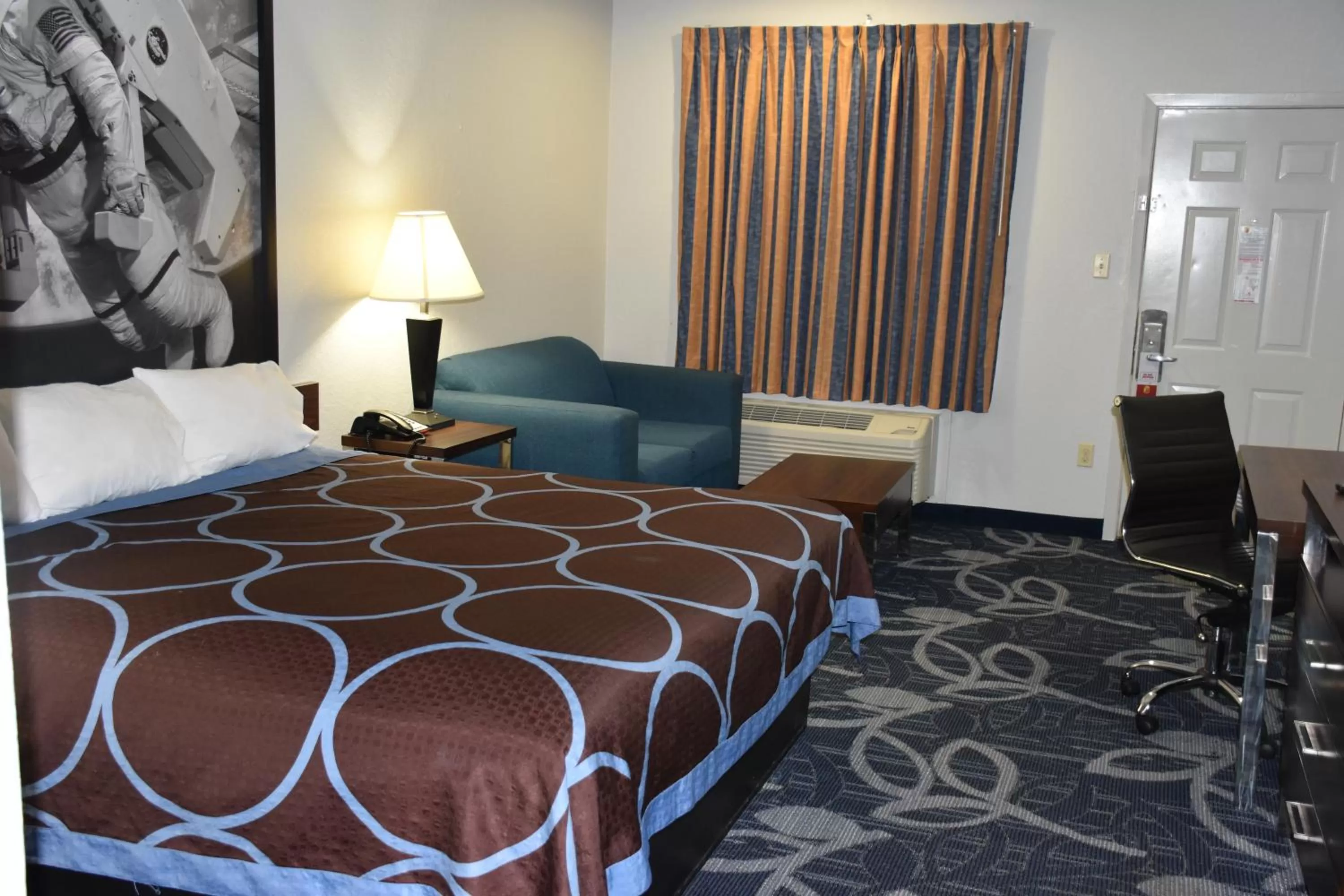 Photo of the whole room, Bed in Super 8 by Wyndham Houston Hobby Airport South