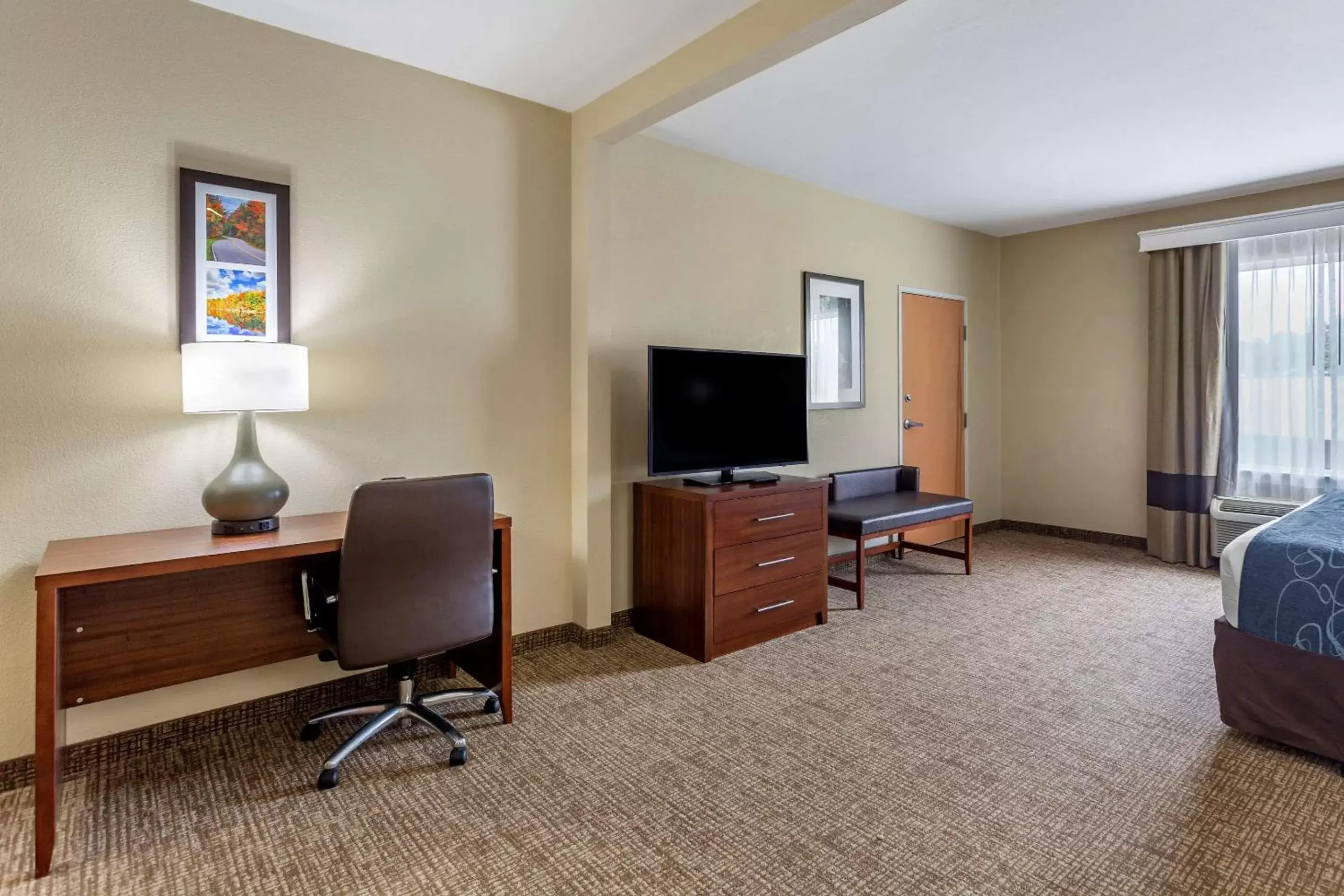 Photo of the whole room, TV/Entertainment Center in Comfort Suites At Rivergate Mall