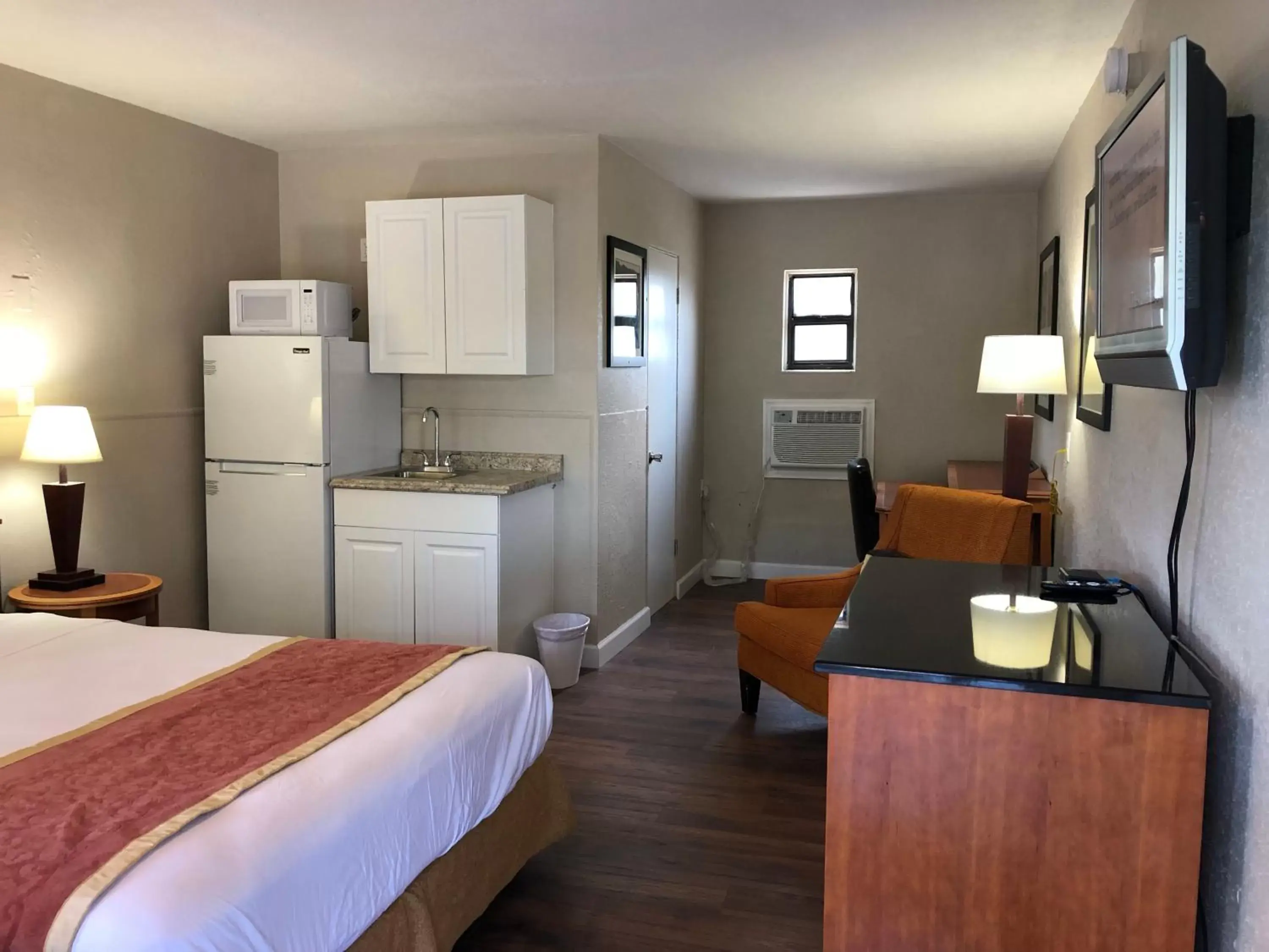 Photo of the whole room, Kitchen/Kitchenette in Ocala Cove Motel