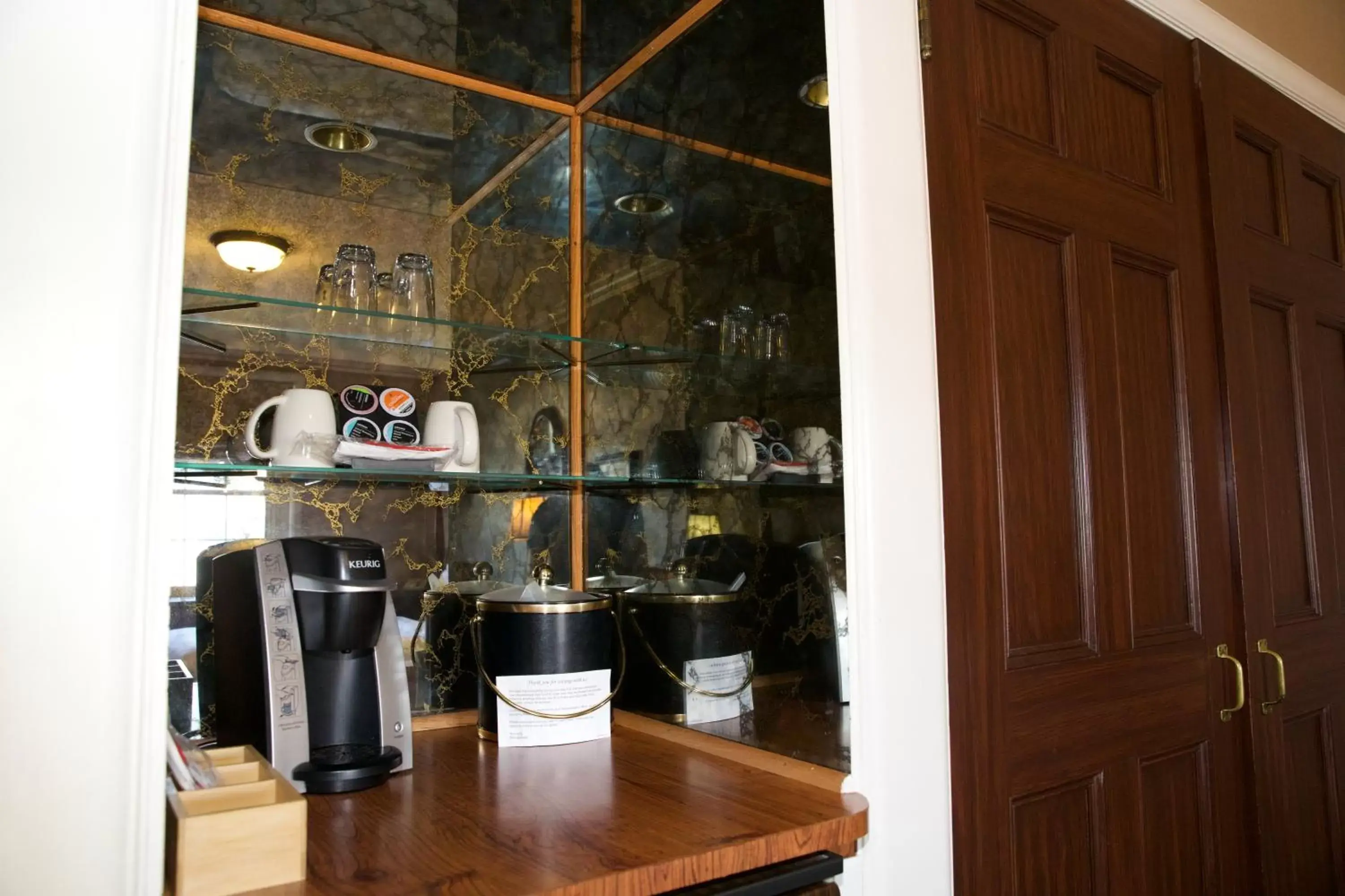 Coffee/tea facilities, Kitchen/Kitchenette in Spokane Club Hotel