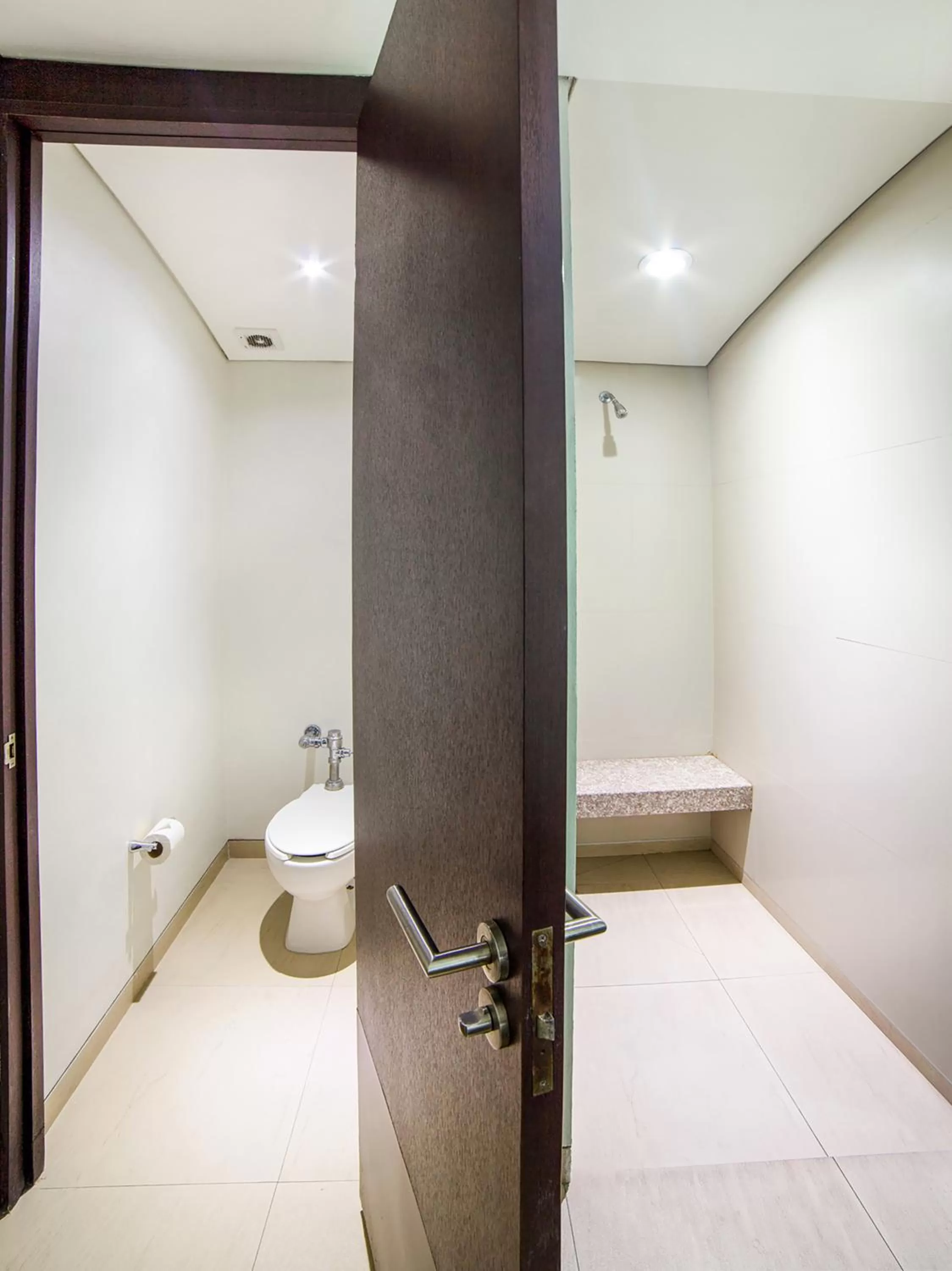 Bathroom, Bed in Hotel Via La Villa