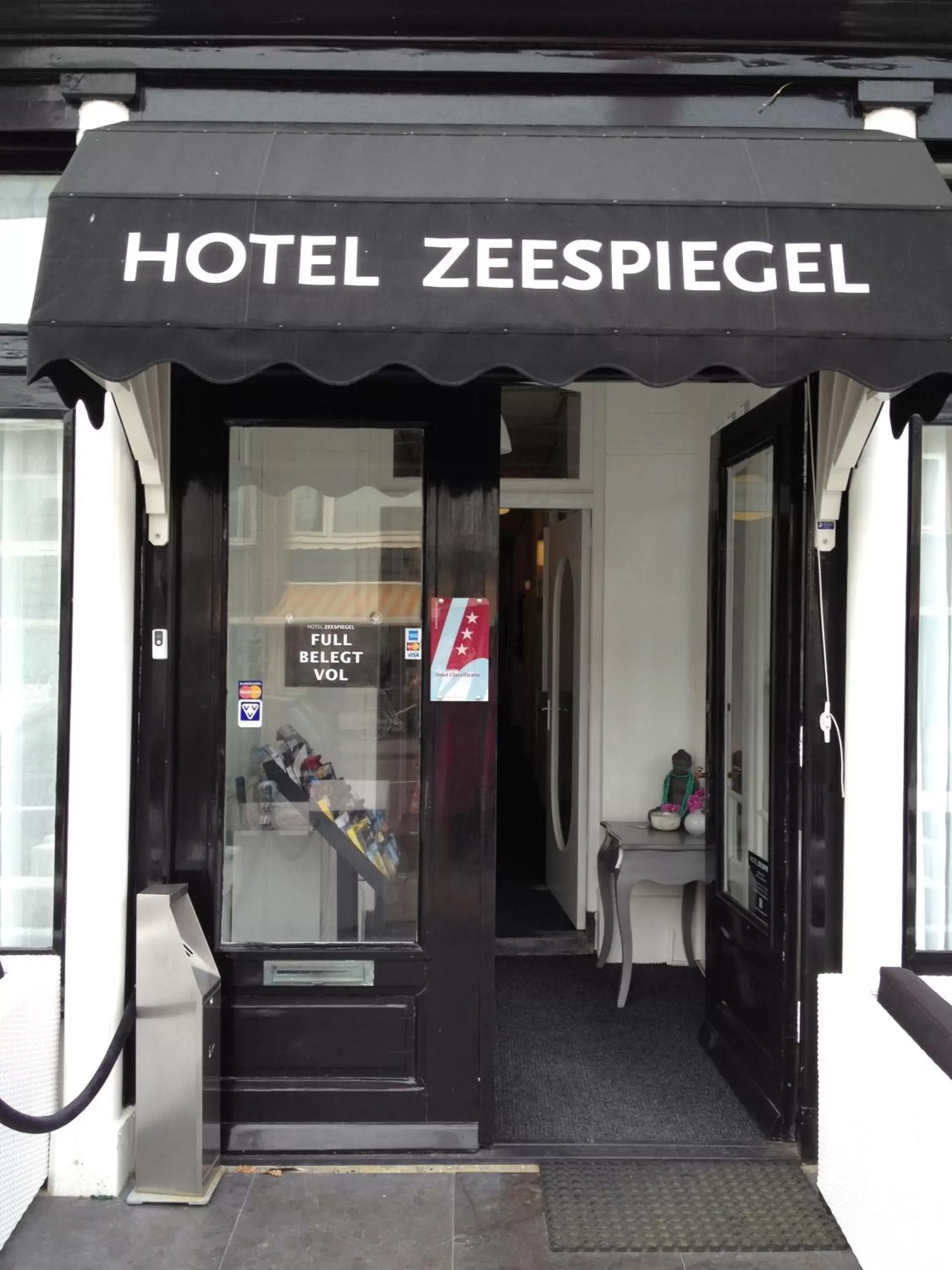 Facade/entrance in Hotel Zeespiegel