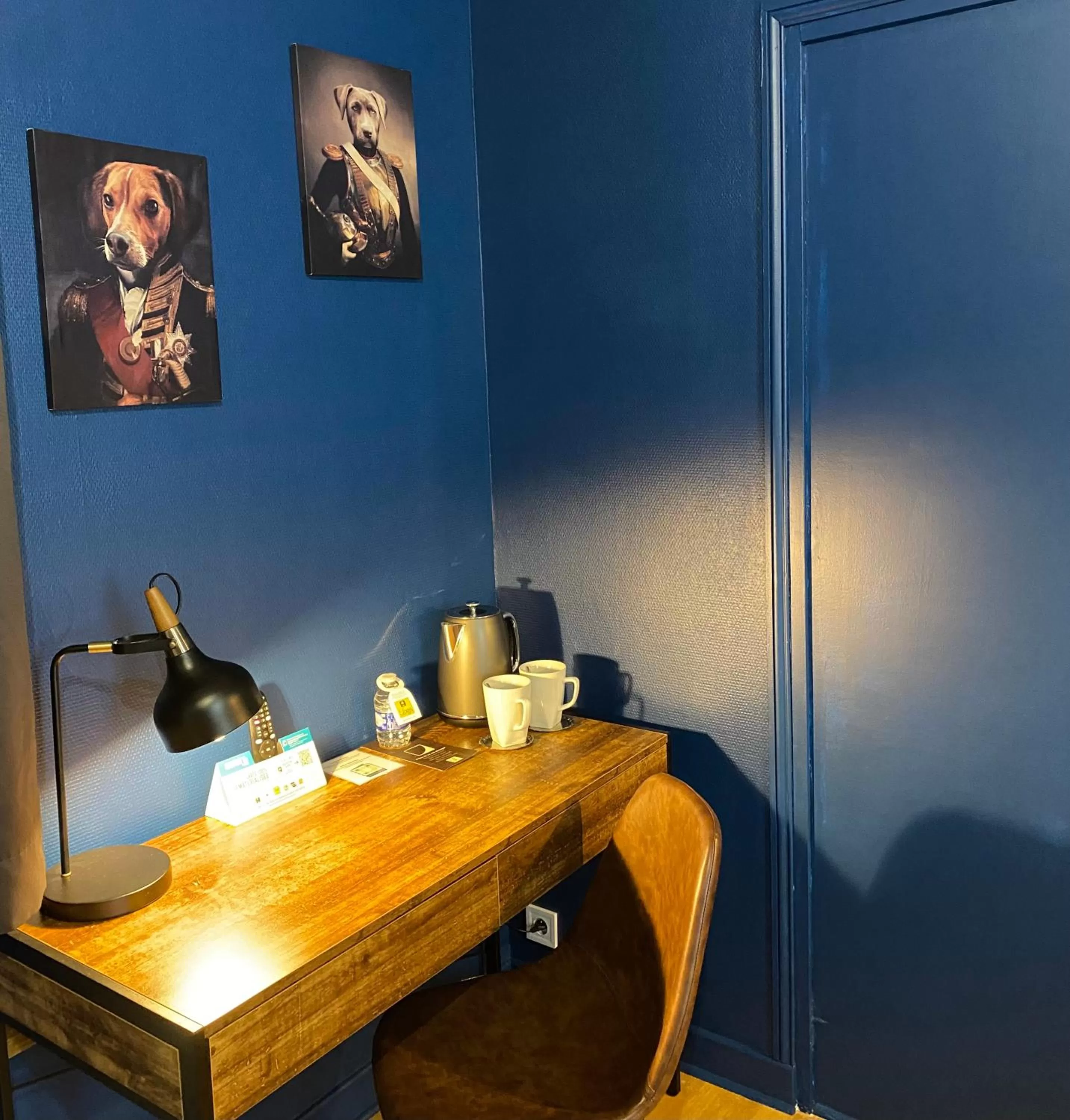 Seating area in Logis Hôtel Le Cygne