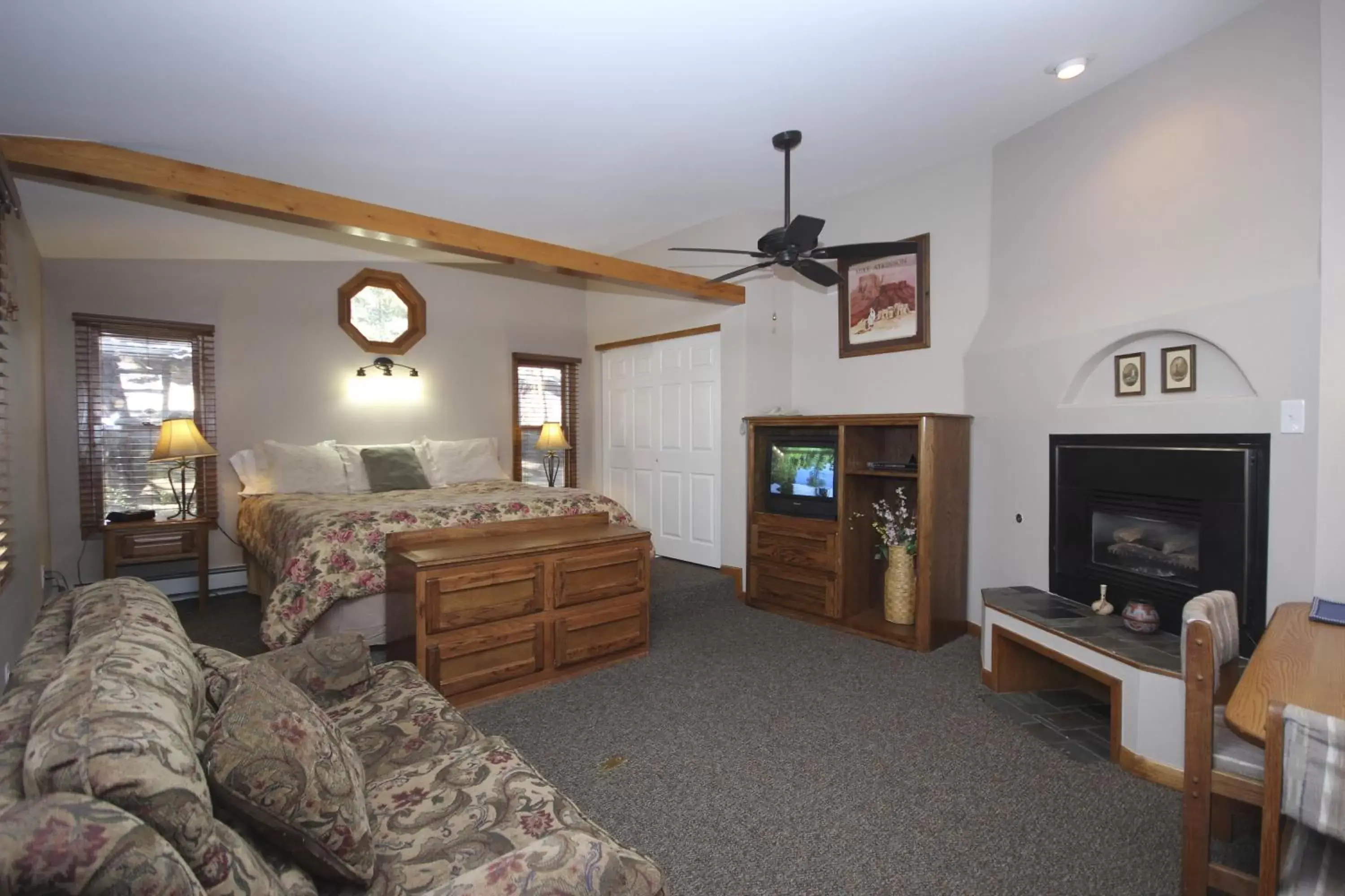 TV and multimedia, Seating Area in Streamside on Fall River